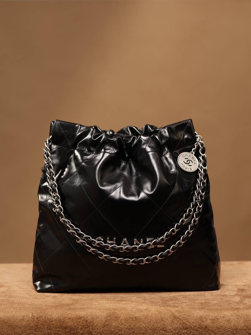 小香2022主打的爆款❤️‍🩹👜 22 bag已经火爆全网全球 我们简称“垃圾袋”，确实有点像垃圾袋 不过实用 我们只做渠道货 我们只做原厂皮独家渠道货 唯一对版的渠道货 22bag 黑色银字小号🤟🏻 小号：35 X 37 X 7cm 中号：39 X 42 X 8cm