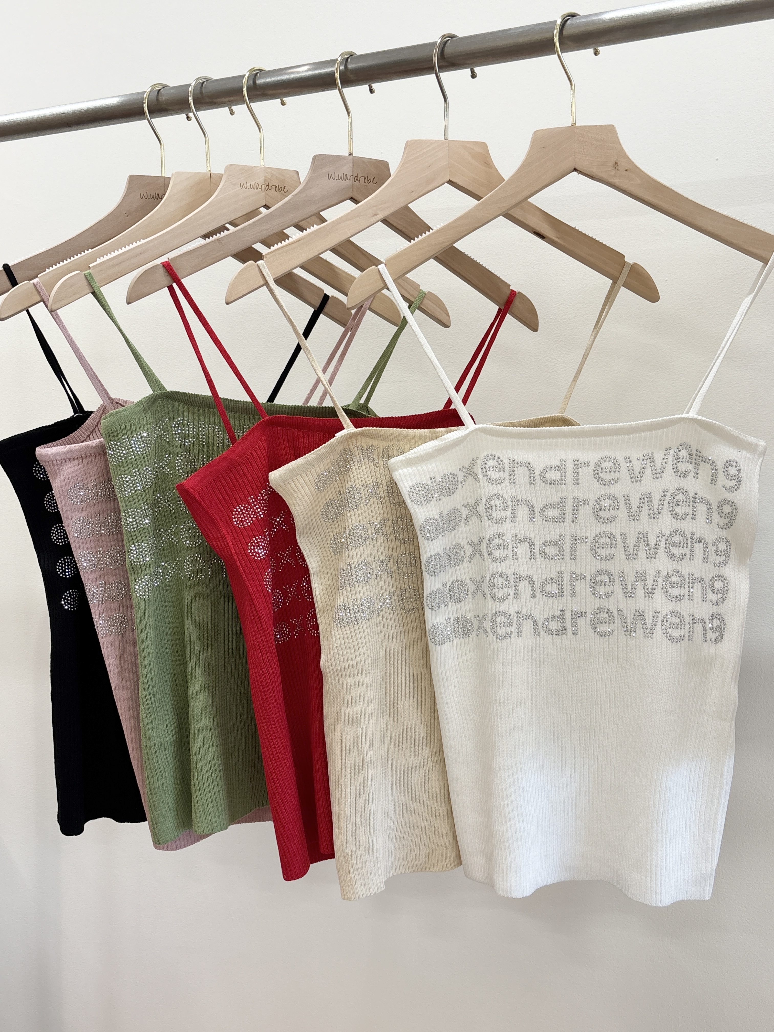 INS风亮片字母吊带内搭