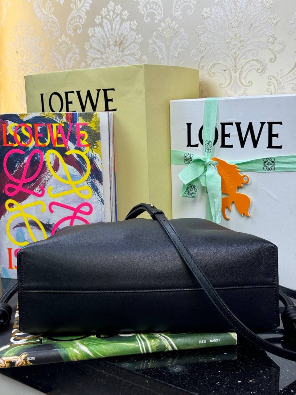 Flamenco clutch✦中号✦ 尺寸：𝟑𝟎-𝟐𝟒.𝟓-𝟏𝟎.𝟓𝐜𝐦 型号：052028黑色 ❤️flamenco clutch bag可手拿亦可优雅斜挎 云朵般温暖亦轻盈的造型如此简单，💯耐看💯不会out的款式！ ❤️包袋采用进口小牛皮，手感如羊皮般细腻柔软，却比羊皮更加结实耐用，麂皮内衬 ❤️品牌标志性绳结设计，收紧袋口就是小福袋造型，超Q，看着不大实际超会装😇