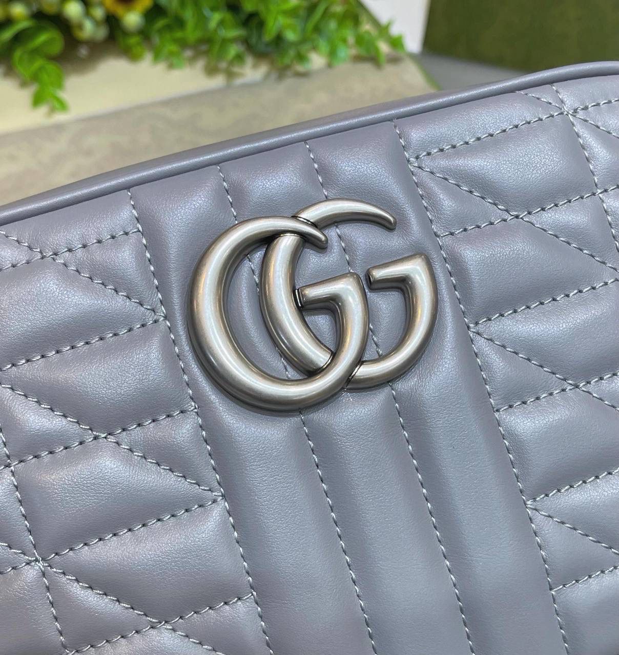 ✈️✈️✈️🔥𝐌𝐚𝐫𝐦𝐨𝐧𝐭菱格原厂皮# ▫️型号447632 ▫️尺寸 24*14*8cm 全新经典款相机包 ，整个包身下血本都用了原厂牛皮❗️最基础的包型.立体棱格绣花在灯光下让整个包活跃了起来，肩带可调节上身太好驾驭 不挑身高，也是全球打人必备的百搭单品！