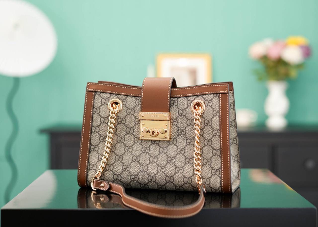 🥯Padlock系列GG小号肩背包 老花棕色 26cm 休闲、随意、有范且非常大牌的款 真的非Padlock这款购物袋不可 通勤风，小号容量也非常OK 包身轻便，非常适合上班族！ 官方款号 498156 尺寸：26x18x10cm