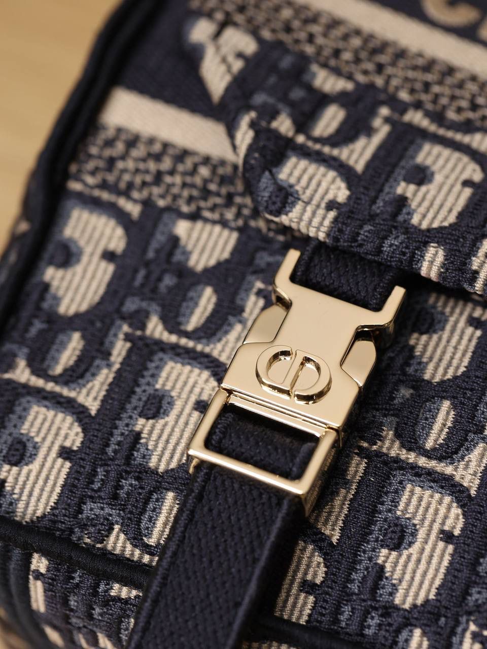 小号 DIORCAMP 手袋👜✨ 蓝色刺绣 Oblique 印花 这款小号手袋通体饰以蓝色刺绣 Oblique 印花，搭配“CHRISTIAN DIOR”标志翻盖和运动风格“CD”搭扣提升格调。 正面饰以“CHRISTIAN DIOR”标志 “CD”搭扣 可拆卸、可调节的肩带 内含防尘袋 尺寸：23 x 15 x 8 厘米