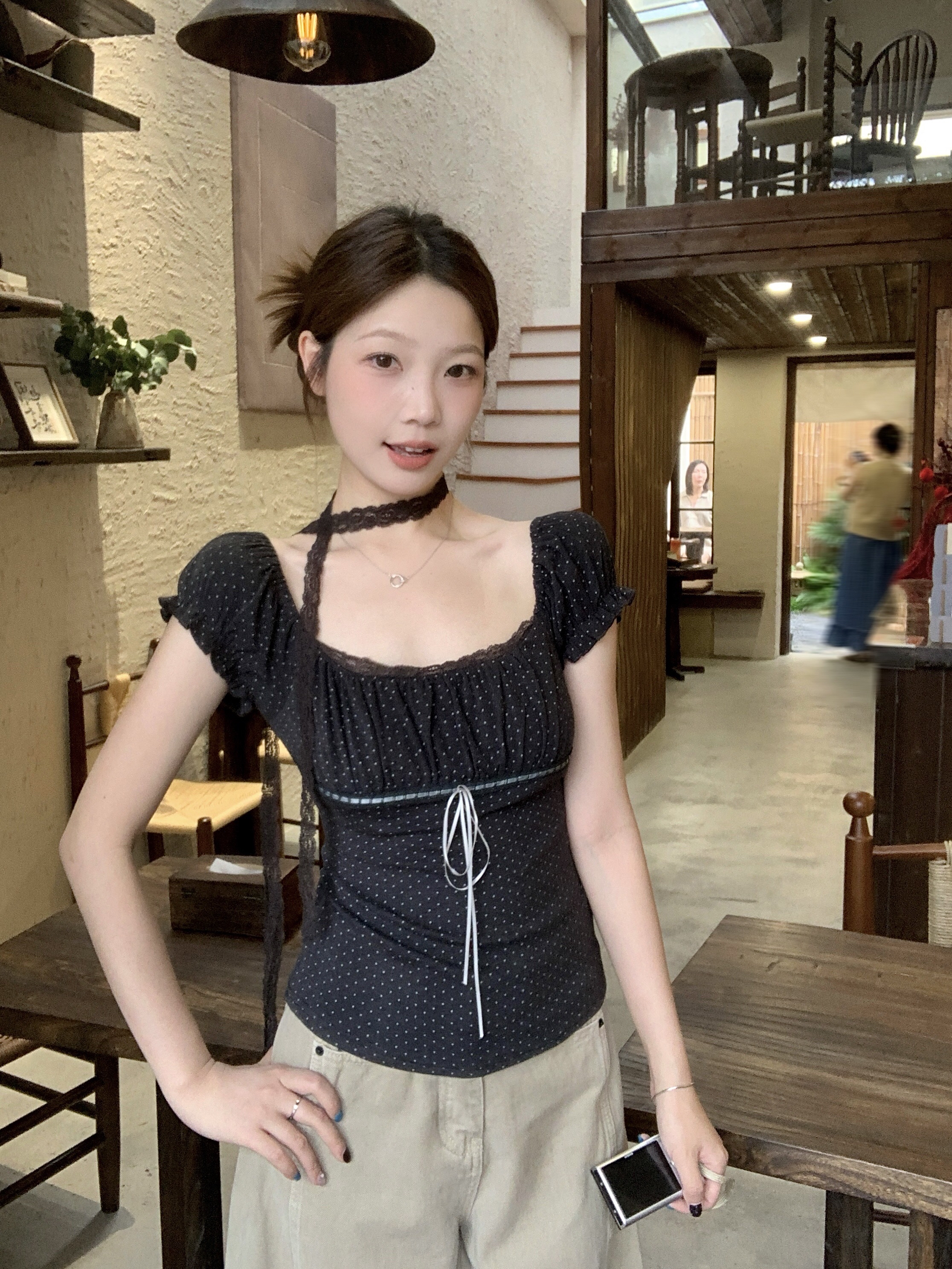 B226(9033) 韩系气质波点泡泡袖胸下蝴蝶结系带付蕾丝带深灰上衣