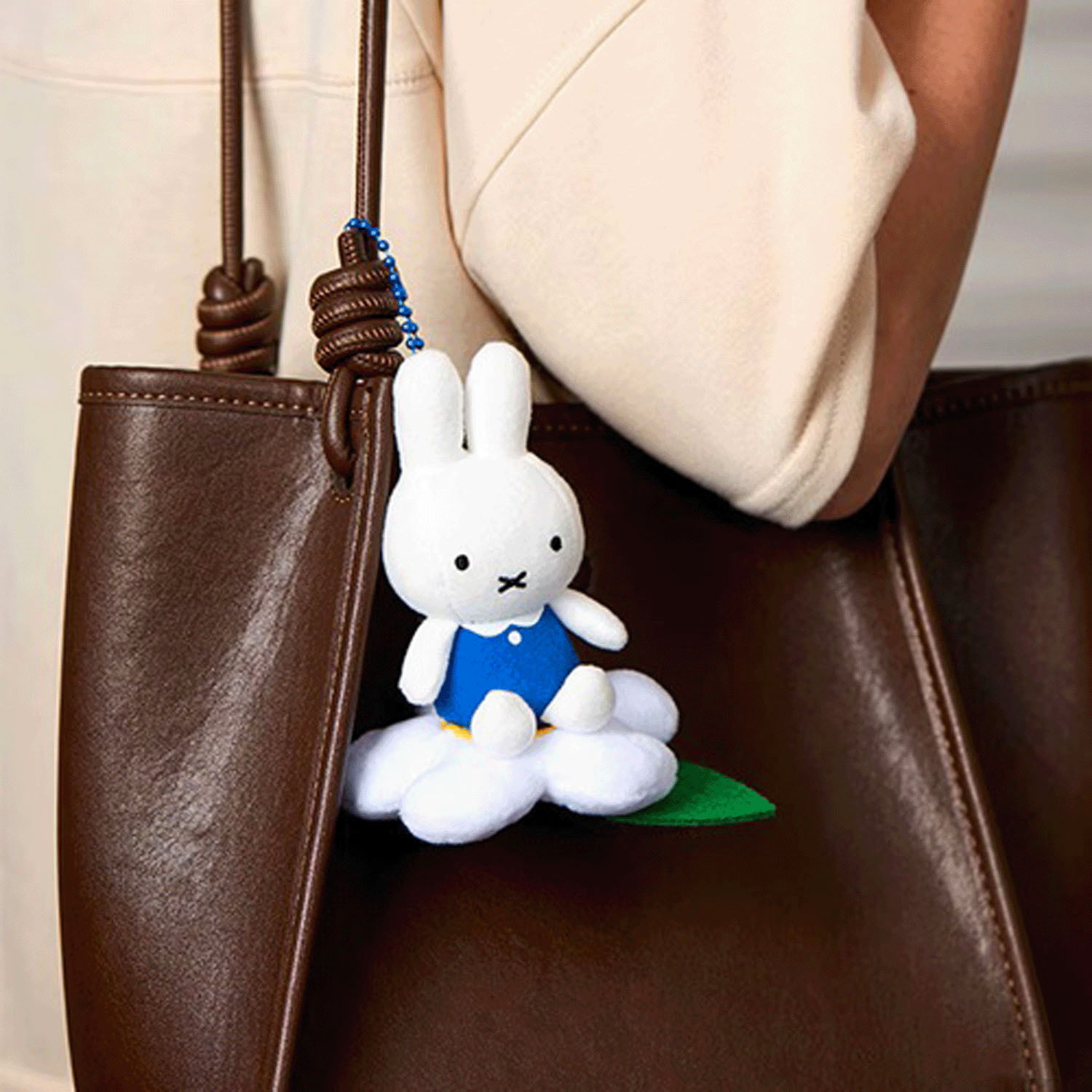 【預購7/26截單】Miffy - 公仔掛飾 (藍色白花坐姿款)