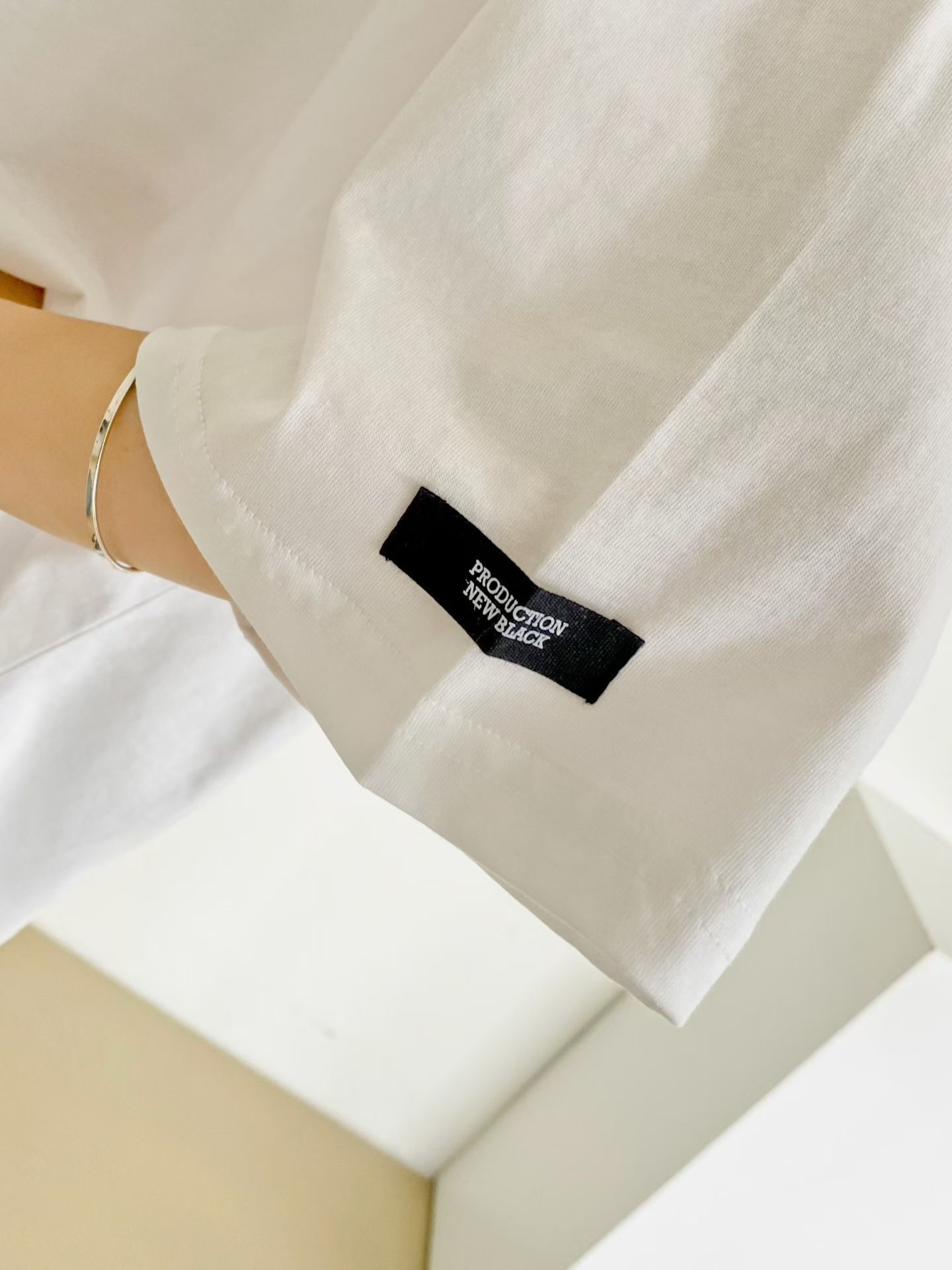 NB6 手臂黑章側開叉Tee