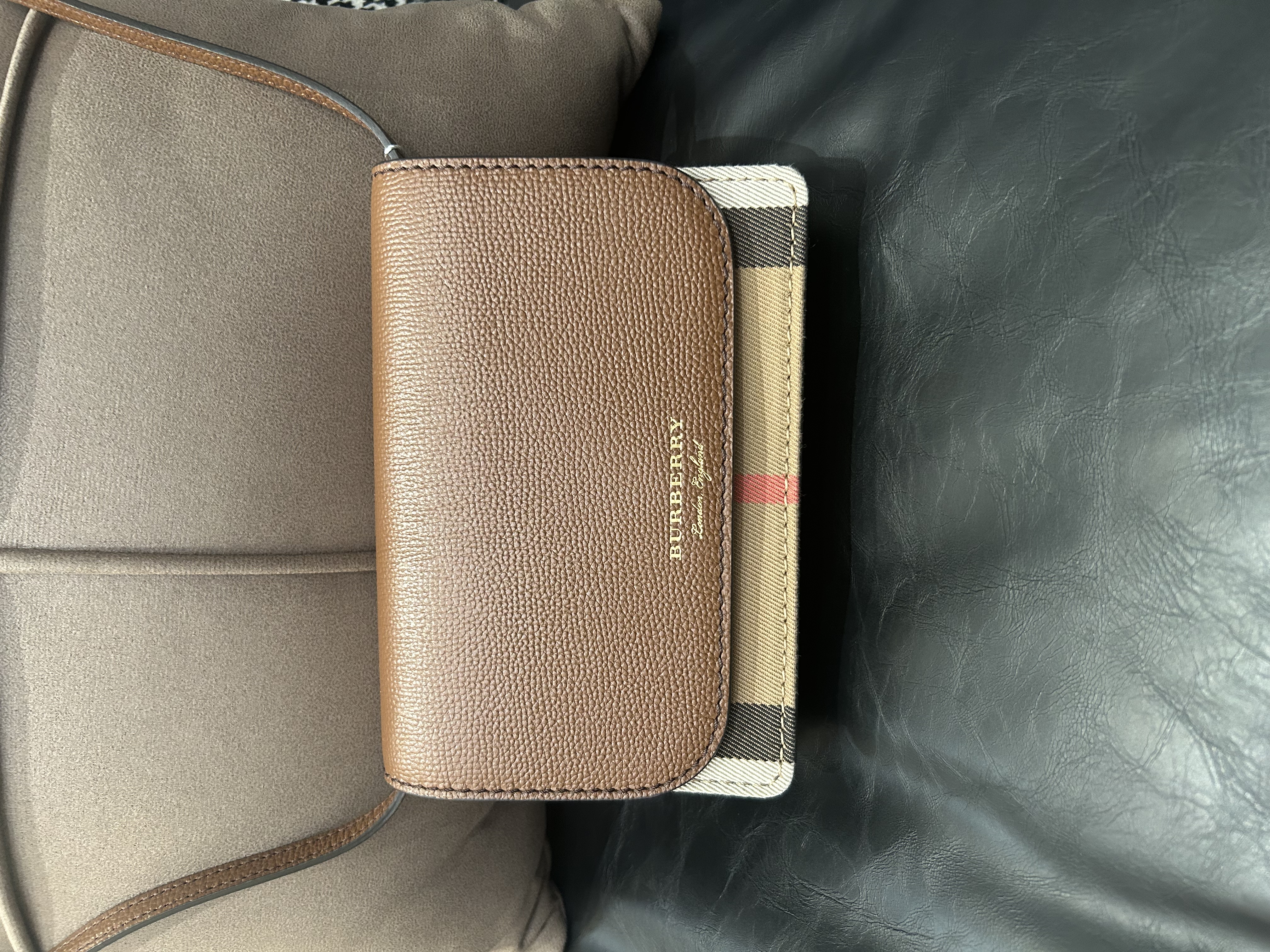 Burberry crossbody bag  100%Authentic,98%new ✅dust bag 