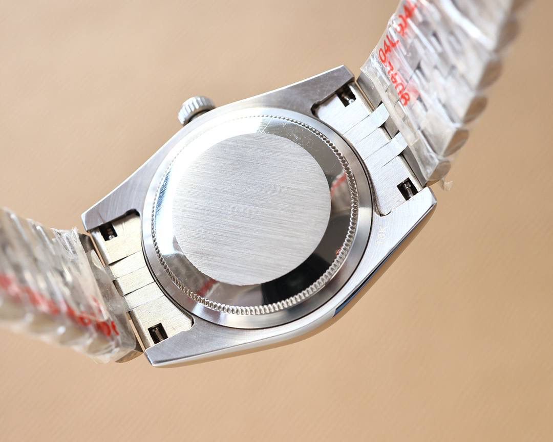 🌟🌟劳力士Rolex日志型系列，情侣对表👫，瑞士机质量100%超强防水夜光蓝宝石玻璃背透设计，搭载原装进口8215全自动机芯,女6T51机芯，直径36mmx10.5mm。女28mm，表里如一 独具匠心！打造市场亲民价格！欢迎订购🔥顶级出品 精品不断🔥