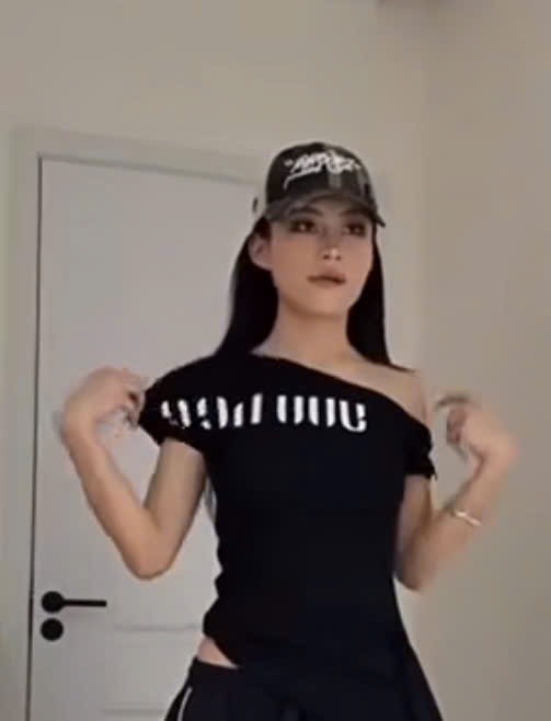 「Young」露肩T卹