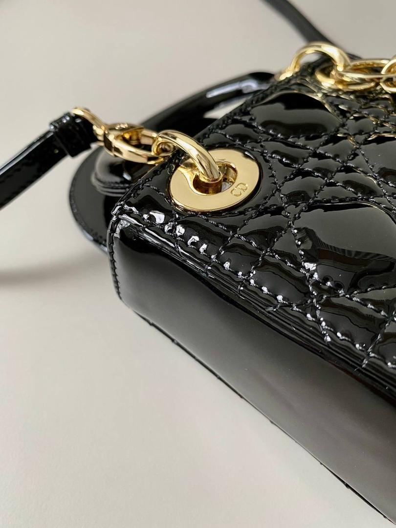 𝗗𝗜𝗢𝗥 𝗺𝗶𝗰𝗿𝗼 𝗹𝗮𝗱𝘆 𝗯𝗮𝗴 漆皮黑 火爆全网的最新超mini系列 天阿噜！小小只，简直太太太太可爱了！ 精致到巴掌大小，无敌治愈我这颗少女的心啊！！🖤🖤 size：12×10×5cm