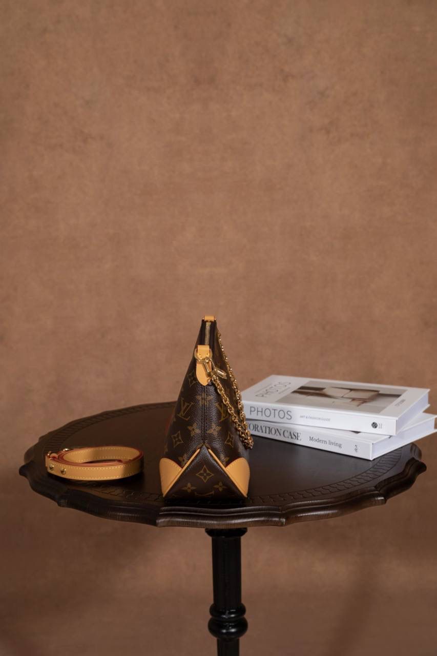 LV黄牛角😍 这款真的很火，一出就知道是爆款🔥 牛角包造型，小巧又可爱，但真的很能装，日常出门完全够用。 复古老花＋时髦设计，颜值超高，随便背都好看‼️ Size：29 × 16 × 9.5 cm 好看＋实用兼顾，真的属于那种买了不后悔的款💖