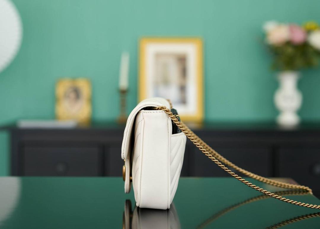 👜GG Marmont系列链条包（配卡包）白色21cm💕 （原厂皮 全铜五金） 正品售价,800 独家原厂皮发售 限量级别 GG马蒙系列又出新款了 原厂牛皮搭配经典的双G扣，复古做旧风格 纠结马蒙22和16.5的姐妹， 设计师真的是听到了大家的心声 新款21cm真的太实用了，大小合适且轻巧不厚重 官方款号 751526 尺寸小号：21x12x5cm 尺寸迷你：16.5x10x5cm