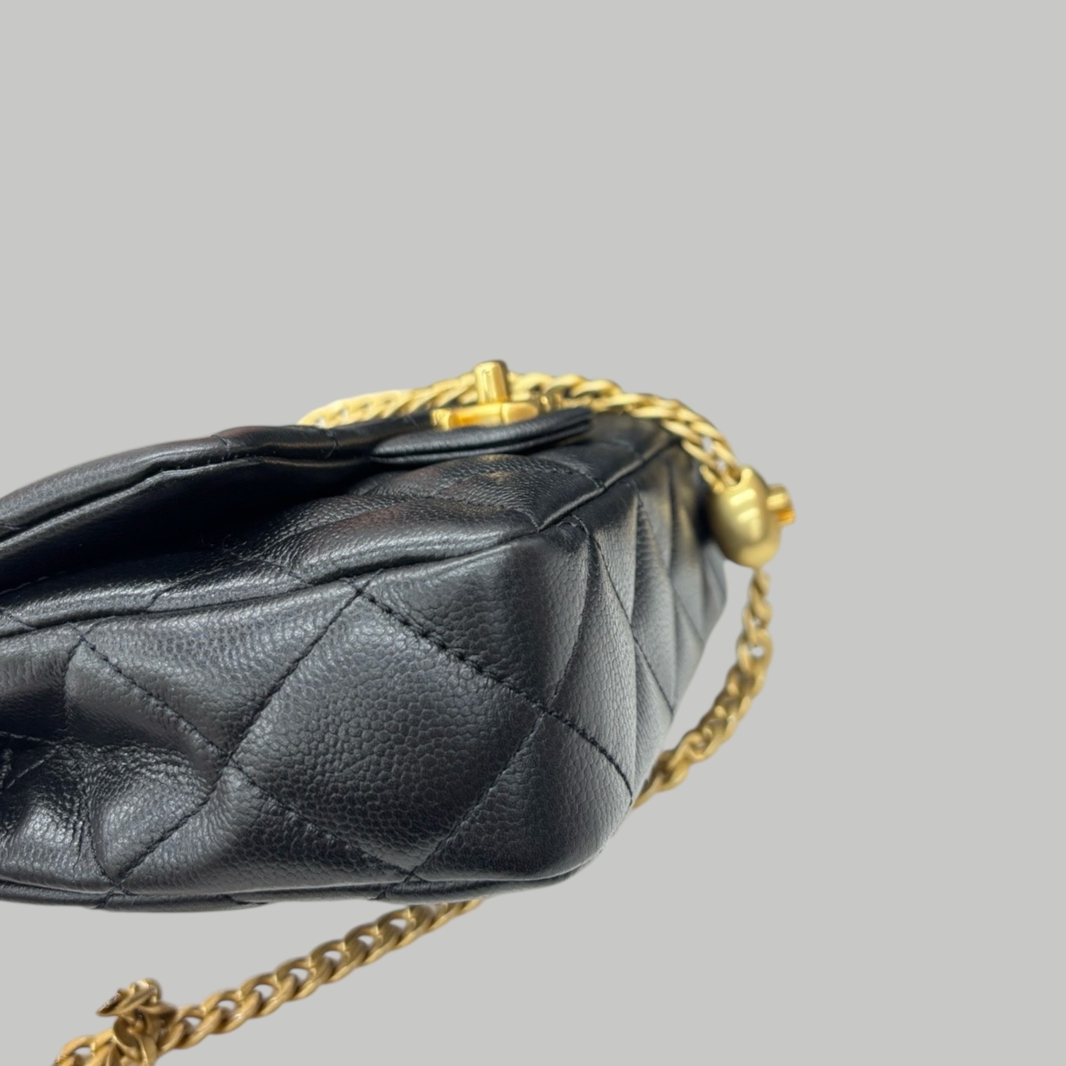 Chanel 23P Caviar 心型調節扣