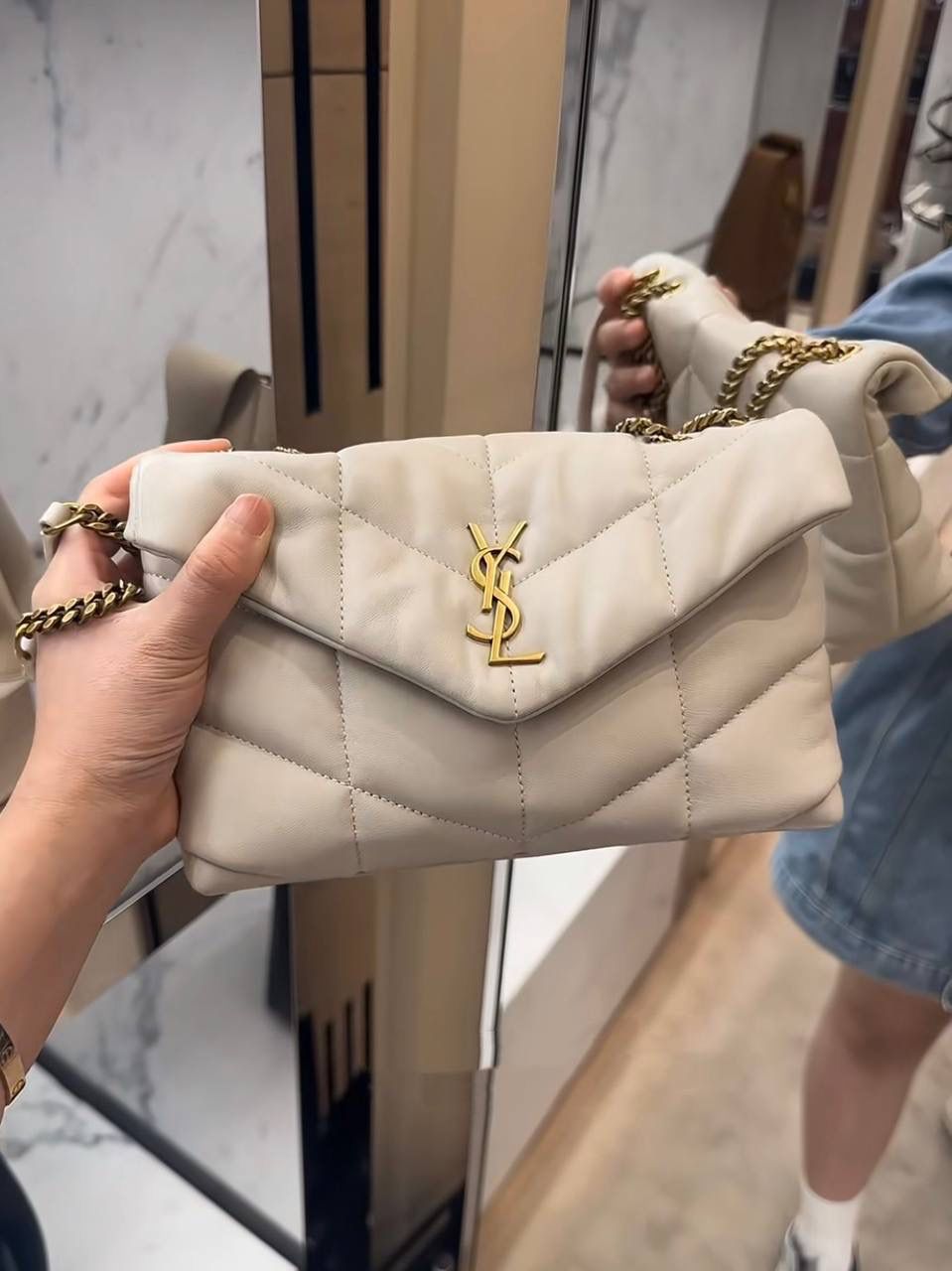 mini toy这个尺寸也好好看哦！ 夏天背小白包就是降温☺️☀️🌱 ys1 loulou puffer绗缝羊皮包 mini白金🖱️ 每家每户都有出个软绵绵的云朵包 它能从中脱颖而出有它的道理 特别洋气千金风，上身是真好看！ 小羊皮手感也软乎乎的很舒服 自重轻容量大～ 通勤日常都no problem☺️ 29×17×11cm577476m 23×15.5×8.5cm759337m