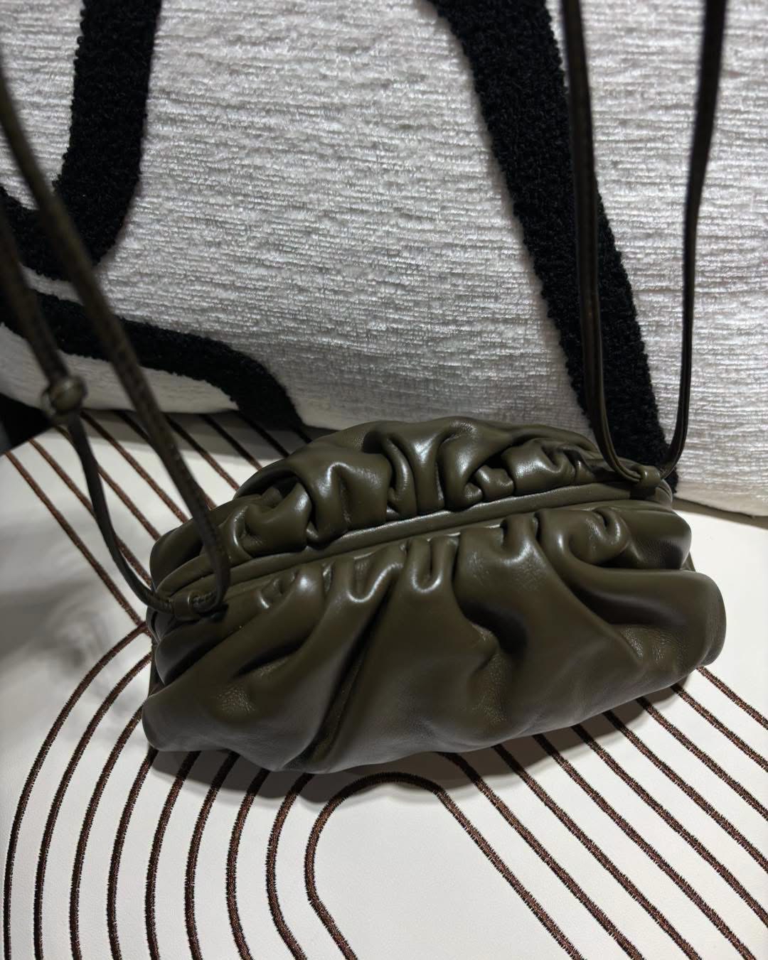 Bottega Veneta BV pouch Shoulder Bag clutch 100%Authentic, 98%new✅dust bag 