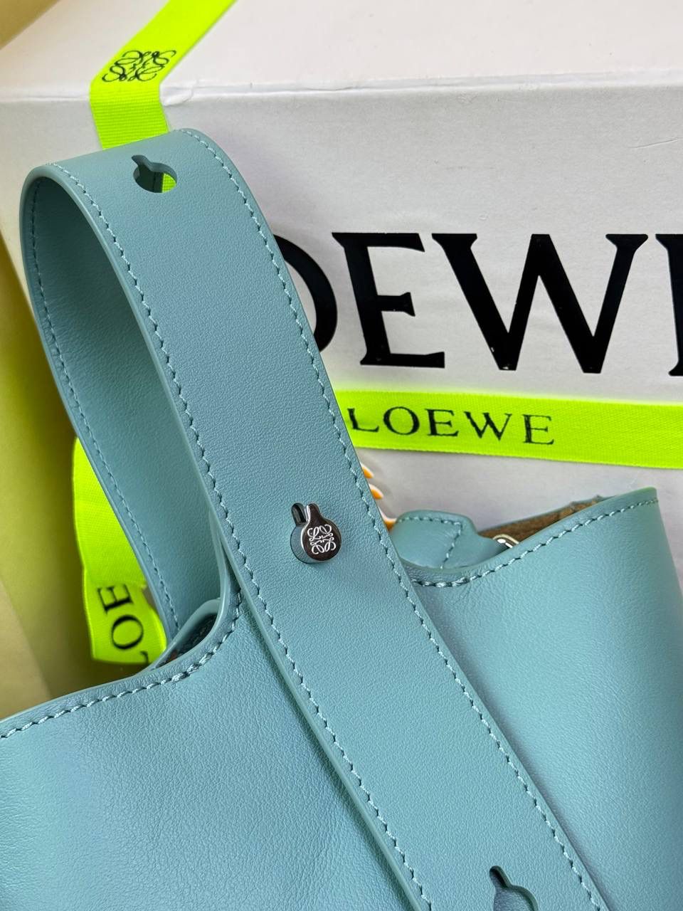 ♥️𝙈𝙞𝙣𝙞 𝙋𝙚𝙗𝙗𝙡𝙚 𝘽𝙪𝙘𝙠𝙚𝙩 ——【水蓝色】 尺寸：𝟏𝟔-𝟏𝟔-𝟗.𝟓𝐜𝐦 编码：062339 🎈标志性Anagram鹅卵石点缀，配以纯粹简约线条以及瞩目设计风格，诠释全新𝙋𝙚𝙗𝙗𝙡𝙚手袋👜 🎈自带一根🉑拆卸🉑调节的肩带，一包多背，多样化风格，秀场大放异彩😀内里容量超大，日常实用性强👌 🎈配全套专柜礼盒🎁，给你满满的仪式感👀