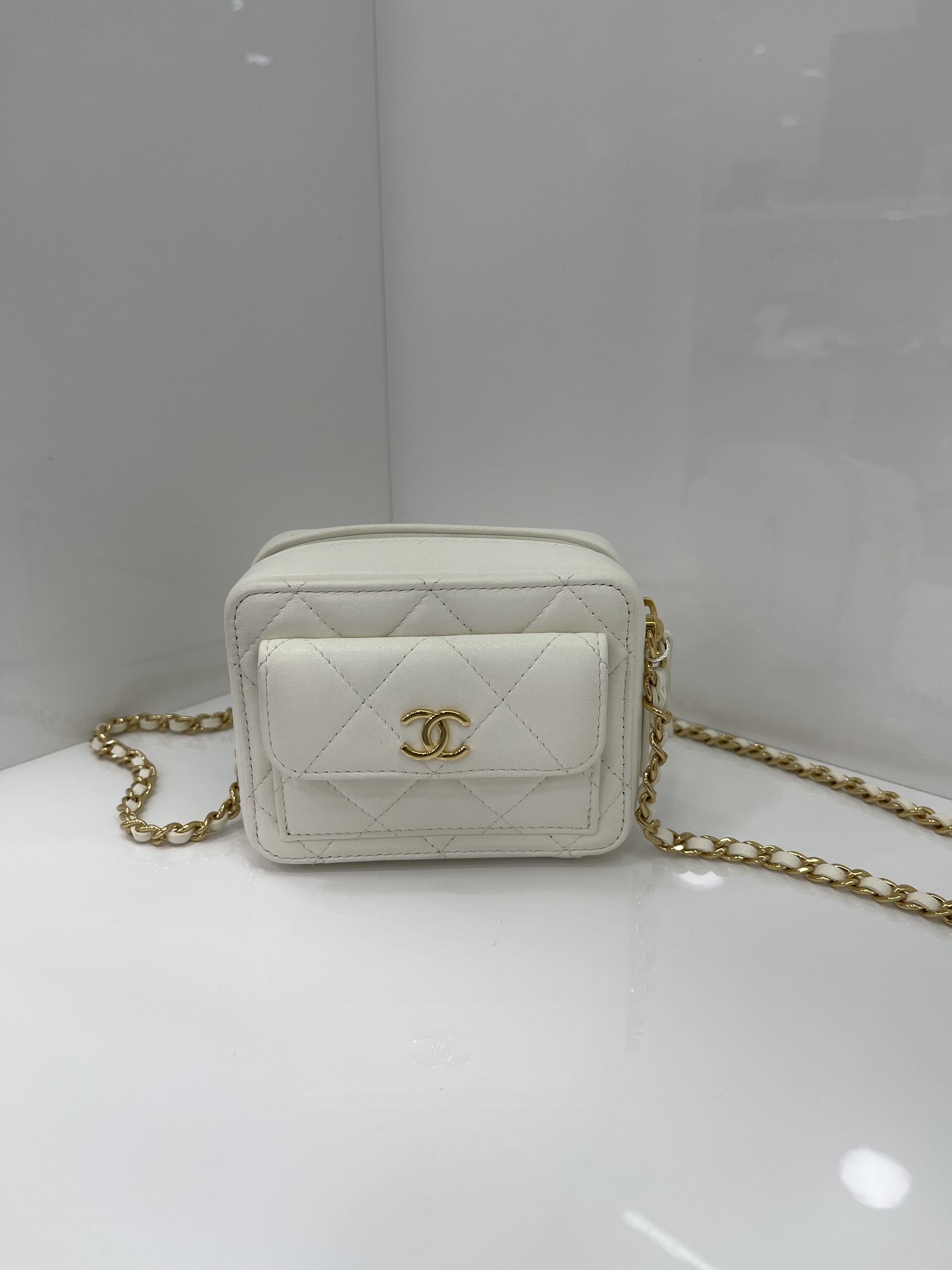 Pre-owned Chanel Lambskin Vanity case white