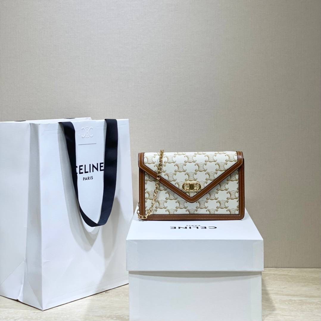 🔥大货实拍图 𝗖𝗘𝗟𝗜𝗡𝗘 ♥ 𝗠𝗔𝗜𝗟𝗟𝗢𝗡链条信封包 型号：10H422 尺寸：19.5*13*4cm