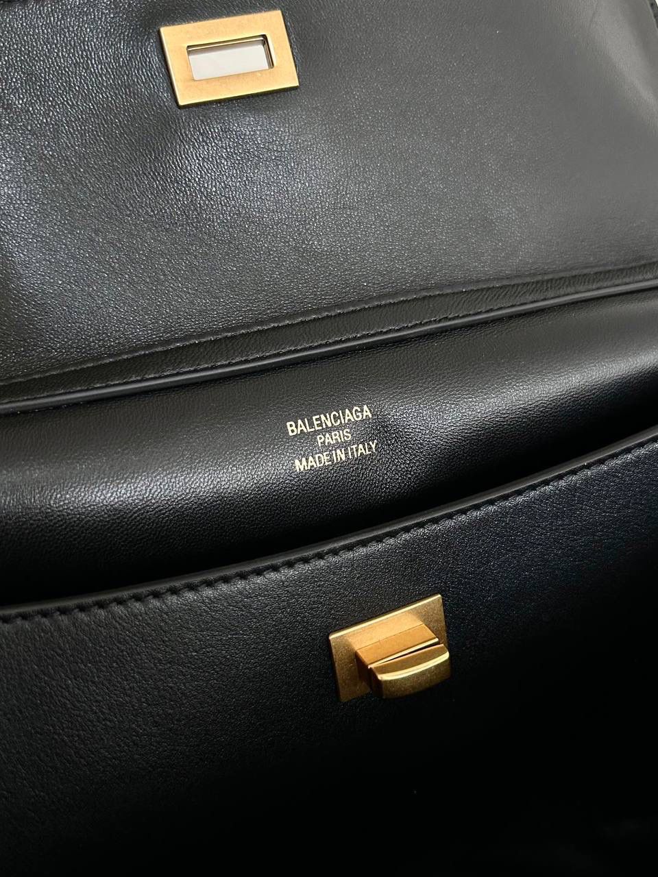 超级销量王🔥 ba1enciaga rodeo黑金中号🍙 准准的大爆款，大家都知道吧 哎呀，每次遇到这种超好看的大爆款 就很想在买版的那一刻 就立马能开发出来给你们背！ 去专柜试背了一下三个尺寸 160的个子觉得小号中号都可以 小号更优雅气质，手提斜挎都好看 中号就更松弛慵懒，腋下背好看！ 中号是可以放a4书本和13寸的笔记本的 163以上，喜欢大包的姐妹果断敢敢的冲大号！ 那个帅气不羁啊，救命 而且男生女生都能背，不挑性别 大号：39.8×29.9×12.9cm789744m 中号：35×23.3×10.9cm789772m 小号：28.9×20×9.9cm789779m mini：23×17×9cm795456m