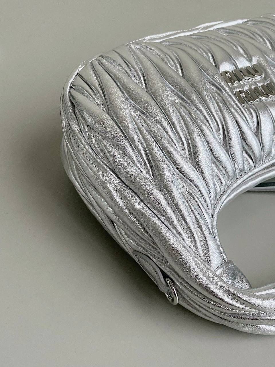 🈶银色小号 𝗠𝗶𝘂𝗠𝗶𝘂 𝗪𝗮𝗻𝗱𝗲𝗿 𝗛𝗼𝗯𝗼褶皱腋下 火爆全网都不用多说，人手一只的程度 我们用的是进口小羊皮！非国产皮料 肉眼可见的细腻，软软糯糯触感非常好！ 他家经典独特的褶皱工艺，是要有一定厚度 底料太薄了都做不出它的饱满和弹性 更不是市场通货干瘪瘪的褶皱，实在太假 我们新合作的老师傅在这细节上扣的很认真 一缕一折都有zp的神韵，且做到对版！！ 追求高品质的来 小号：17×20×6cm，#F0013m 中号：18x25x7cm