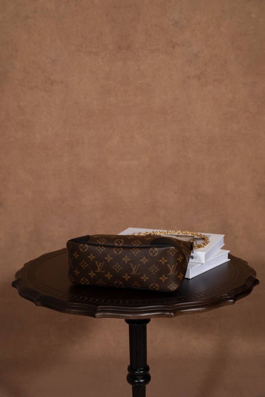 LV BOULONGNE 🥐 爆款之王 🥹 这款真的超火，一看就知道为什么会爆🔥 包型是牛角包，小巧可爱但超级能装，日常出门完全够用。 复古＋时尚的设计，颜值真的很高，怎么背都好看👍👍 肩带可拆又可调，想斜挎、单肩都 OK～ 加上链条马上变腋下包，气质直接拉满✨ Size：29 × 16 × 9.5 cm 好看又实用，真的是必入款 💖