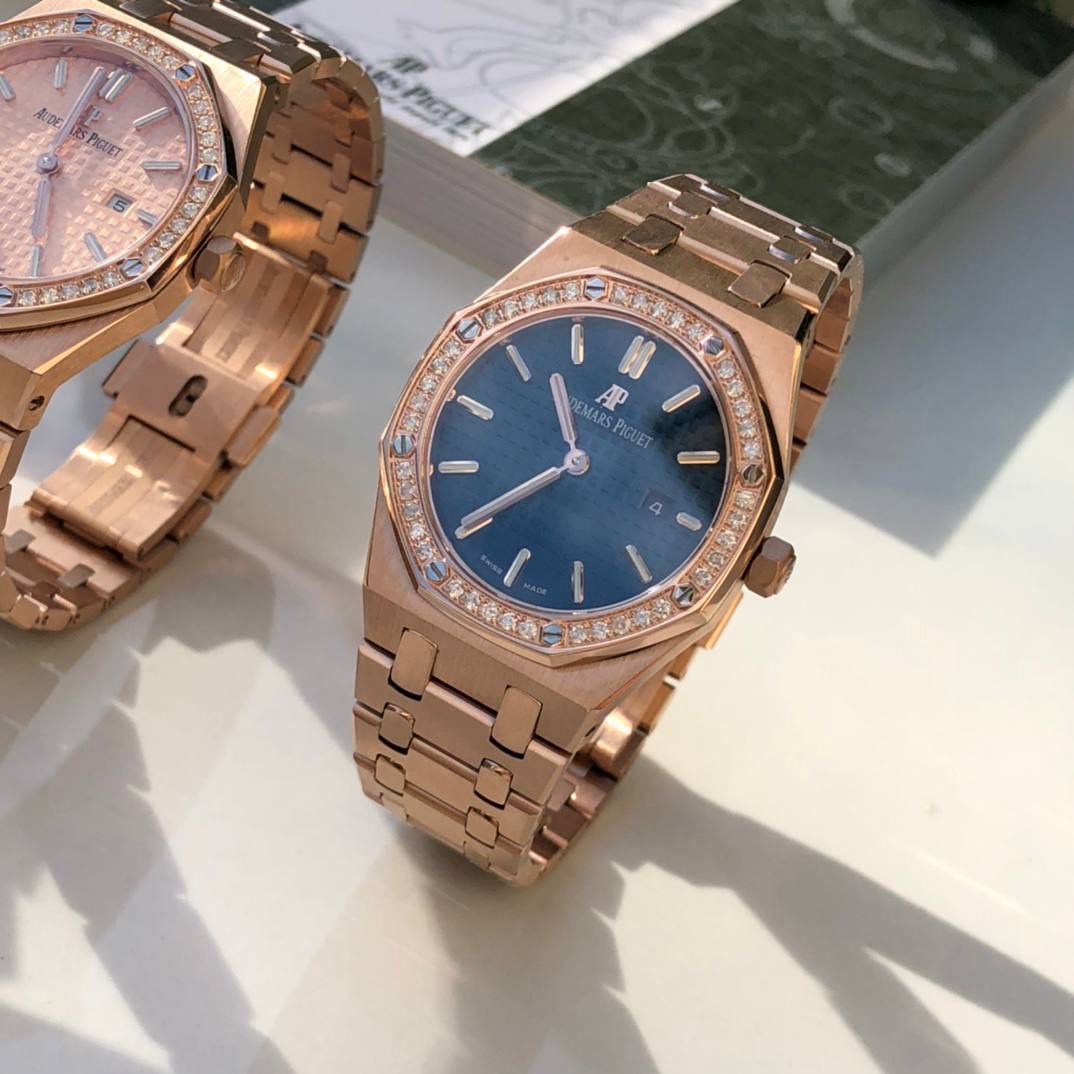 爱彼皇家橡树系列67651的玫瑰金女士钻石石英腕表 爱彼皇家橡树系列独有的八角形外观还拥有爱彼独特的设计风格也将女士优雅风格融入其中，深受女明星们的爱戴，即使只有33毫米的小尺寸，也将爱彼独有的纯净美感与刚毅线条展现的淋漓尽致💝💖💘 而镶满钻石的表圈也为佩戴的女士增添了更多的柔美。（40颗明亮型切割美钻 总重约0.71克拉）搭载瑞士石英机芯、拥有实用的日历显示功能，女士们佩戴起来不会显得沉重 配专柜品质全套包装发货 这种货一般数量不是很多的 因为非一般人能操刀，能完整操刀的团队屈指可数。