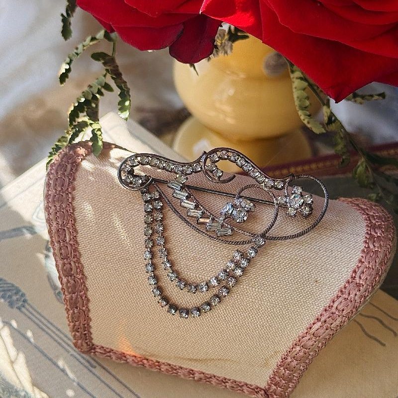 Rare! C.a. 1940s European Art Deco Scrollwork Brooch with Draped Diamanté Chains (NZ093)