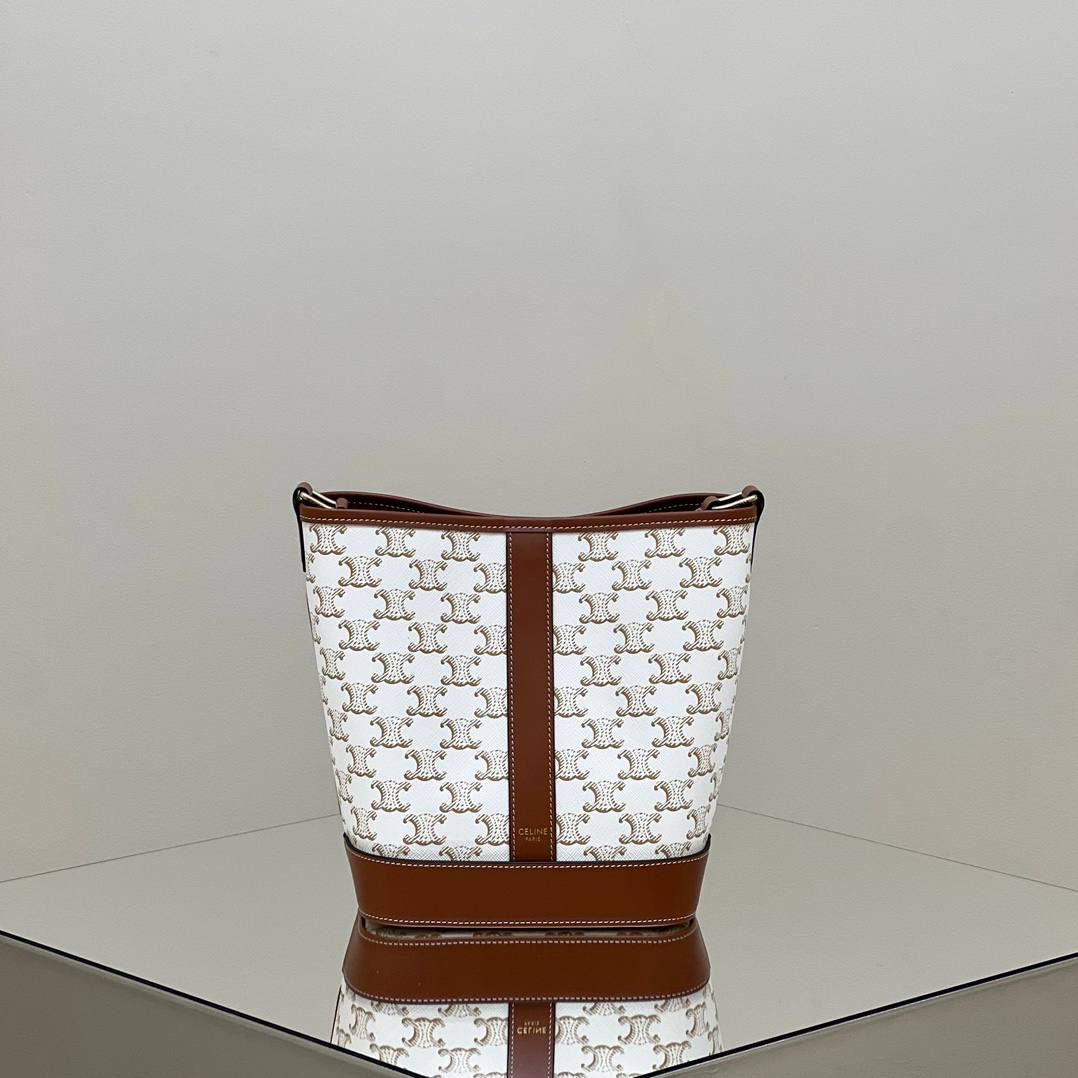 🔥大货实拍图 𝗖𝗘𝗟𝗜𝗡𝗘♥𝗧𝗥𝗜𝗢𝗠𝗣𝗛𝗘 𝗖𝗔𝗡𝗩𝗔𝗦小号水桶 型号：191442 尺寸：30*22*13cm。 小个子女生也能轻松hold住的水桶包🧡