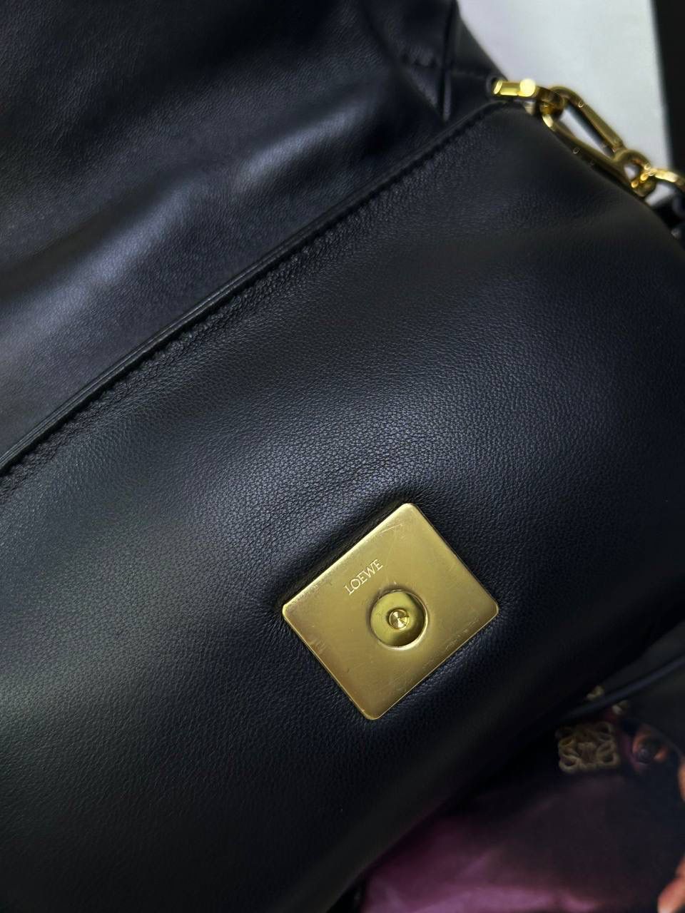 👉🏻小号羊皮【𝘗𝘶𝘧𝘧𝘦𝘳 𝘎𝘰𝘺𝘢】 —黑色🖤 编码：262122 尺寸：𝟐𝟎-𝟔-𝟏𝟑𝐜𝐦 ❤️采用轻柔纳帕小羊皮，经过裁剪、缝制和手工编织制成，内里一个主要隔层和一个拉链口袋，磁扣开合。 ❤️配有可拆卸可调节的皮革带子。可肩背或手拿。