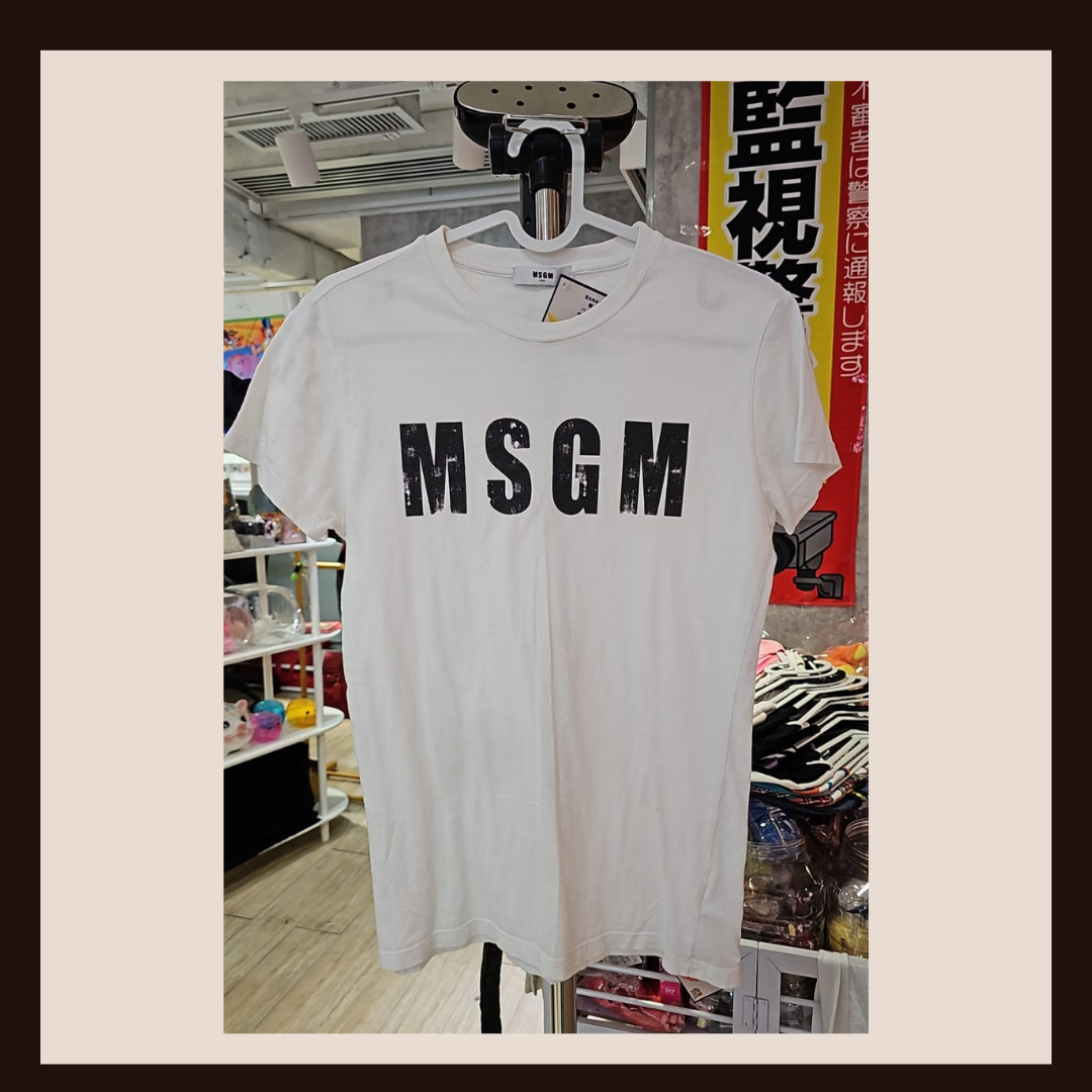 風格簡約且充滿街頭設計感的短袖 T-shirt 來自義大利時尚品牌 MSGM
