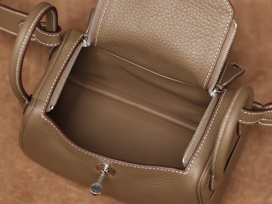Hermes 爱马仕 Lindy Mini 19cm 大象灰银扣👜✨ Lindy 独家渠道货 独家欧洲原厂皮原厂五金组装的ZP尾单货 尺寸：19*12.5*9cm Lindy是采用原厂的正品TC皮，什么是TC皮？ 爱马仕专用的clemence,简称tc皮，是Hermes最受欢迎的皮革之一，颜色会比Togo少一些，但是纹路比Togo细腻，含油更高，更软，因此稍稍有些下垂感的特点。