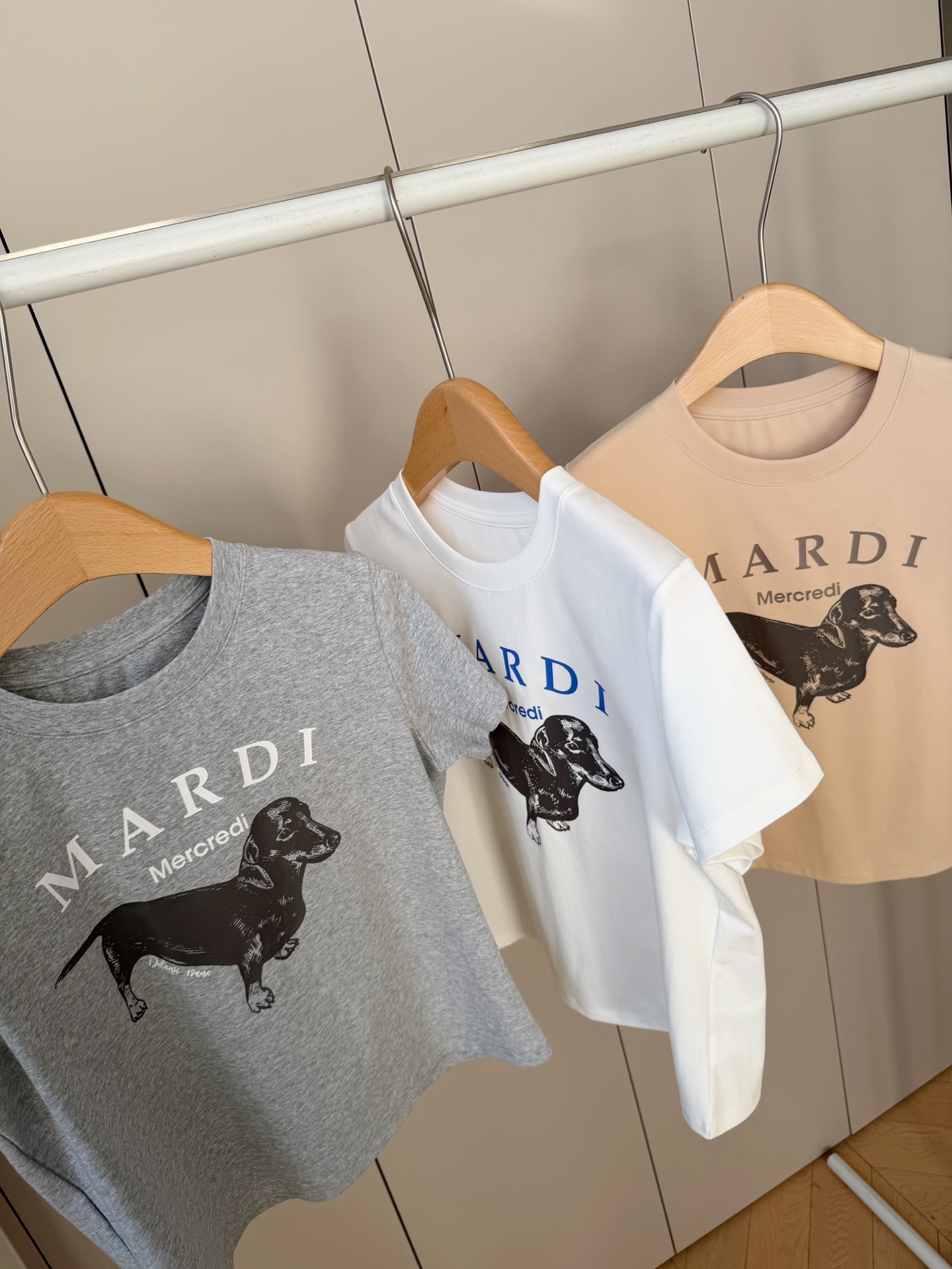 $150件。2件起$ 140件。Mardi Mercredi 經典狗狗印花短袖 Tee