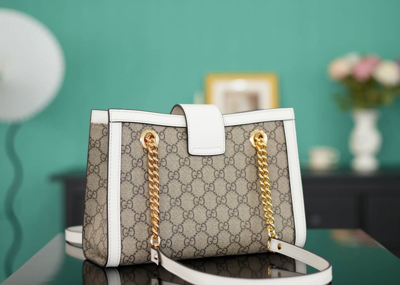 🥯Padlock系列GG小号肩背包 老花白色 26cm 休闲、随意、有范 且非常大牌的款真的非Padlock这款购物袋不可 通勤风，小号容量也非常OK 包身轻便，非常适合上班族！ 官方款号 498156 尺寸：26x18x10cm