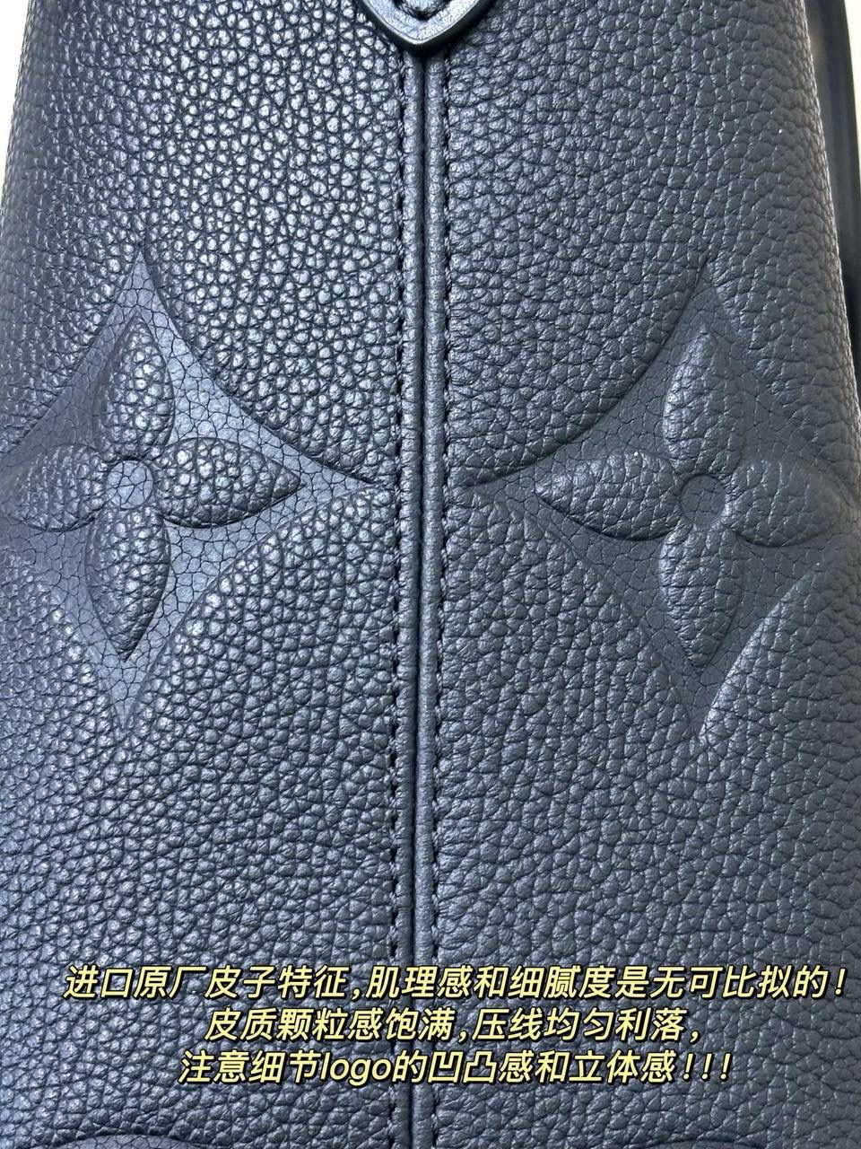 LV新出的All in BB👜✨ 真的爱！小小一只，却超能装，日常出门的东西都能塞下。老花配色简约又百搭，背法很多~手提，腋下，单肩，斜挎，随心搭！瞬间跳进包里变身千金 今天这款是全皮压纹款，别看包小小，但它自身的功能真的非常吸引人！首先包包自身本来就有4种的形态随你变换，蝴蝶结 你想放在哪儿都能给你设计明白 allin就是容量足够大，出门旅行你想拿什么都能给你装好，加上还有一个永不分离的子包，真的爱了爱了😍 尺寸：17*12*19开口处24