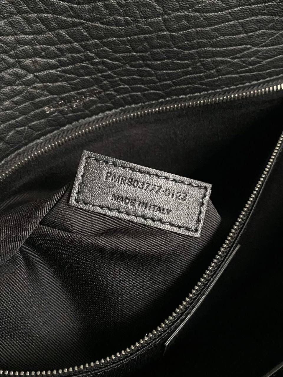 ys1 niki羊皮粒面款 大号黑银🖤🌪️柔软的新皮料来袭～被宋佳一背，直接一整个火到不行 作为他们家的must have之一 我们找到了专门做了10余年ys1的老师傅来做 按他的话说，闭着眼睛都能做出来 原厂皮，全钢五金，半金半银的烫金logo 这个包真的做得非常非常好！ 我们也和zp一样同步更新了两个"D扣"小耳朵 听我一句，niki种草了就一定要买 几乎每个买了niki的姐妹都会后悔买晚了！早买早享受咯～ 大号：32×23×9cm803777m💰 中号：28×20×8.5cm633178m💰 小号：21×16×7.5cm633179m💰 mini：18×12.5×5cm828736m💰