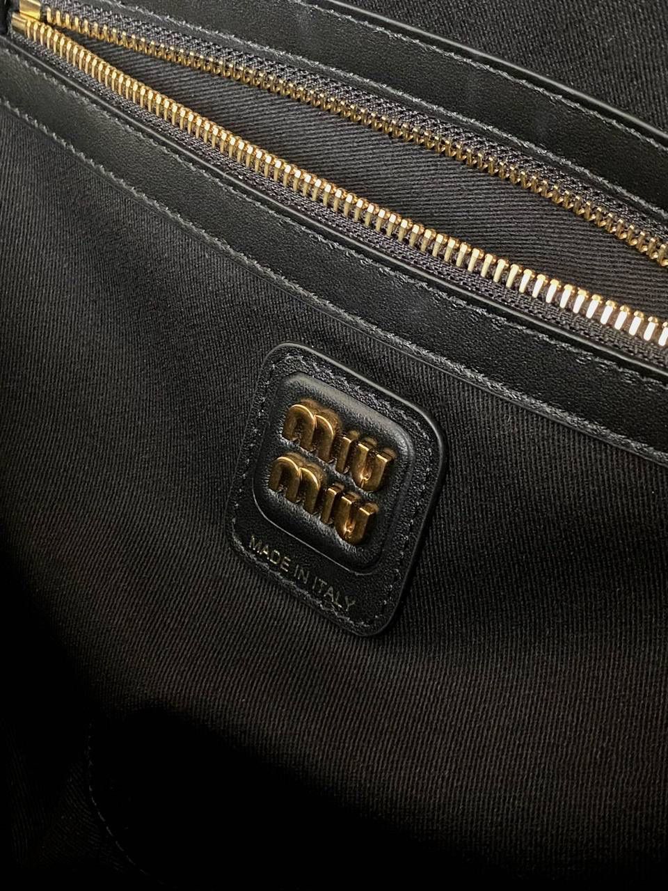 🈶海军蓝 𝗠𝗶𝘂𝗠𝗶𝘂 公文包，大爆款 火爆全网miu系灯芯绒来啦！ 软绵绵质感，秋冬季的断货王！！ 它的质地厚实结实却又柔软舒适 是时尚界中不可或缺的百搭单品了 超大容量更不用多说，挺阔感满分 整体非常慵懒惬意，真的做到好看 好背 好用 34×20×10cm #F0020m