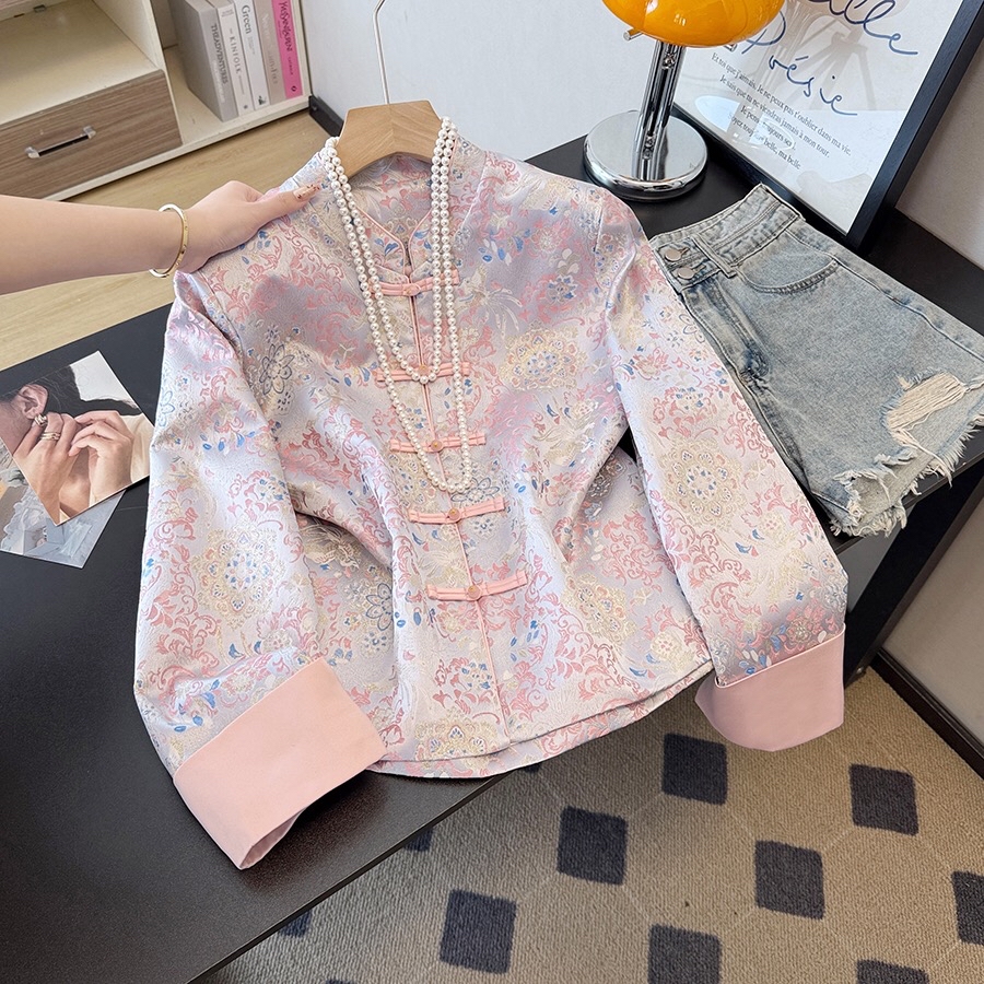 B117(9924) 新中式高级感粉蓝高端缎面提花前排盘扣粉外套上衣
