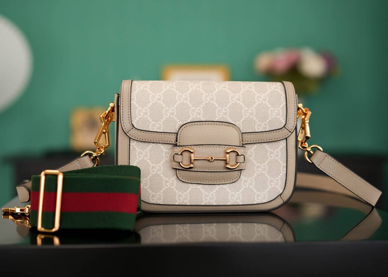 🥯Horsebit 1955系列迷你马鞍包 新款燕麦色20cm 正品售价,500 独家原厂皮发售 限量级别 GG家1955马鞍包已经火爆到人手一支的节奏，超级大爆款！ 这次出了迷你尺寸配可拆卸双肩带，简直超哇塞 马衔扣标志性设计，新款燕麦色很温柔，皮肩带布肩带任意更换~ 官方款号 658574 尺寸小号：20.5x14x5cm 大号：25x18x8cm