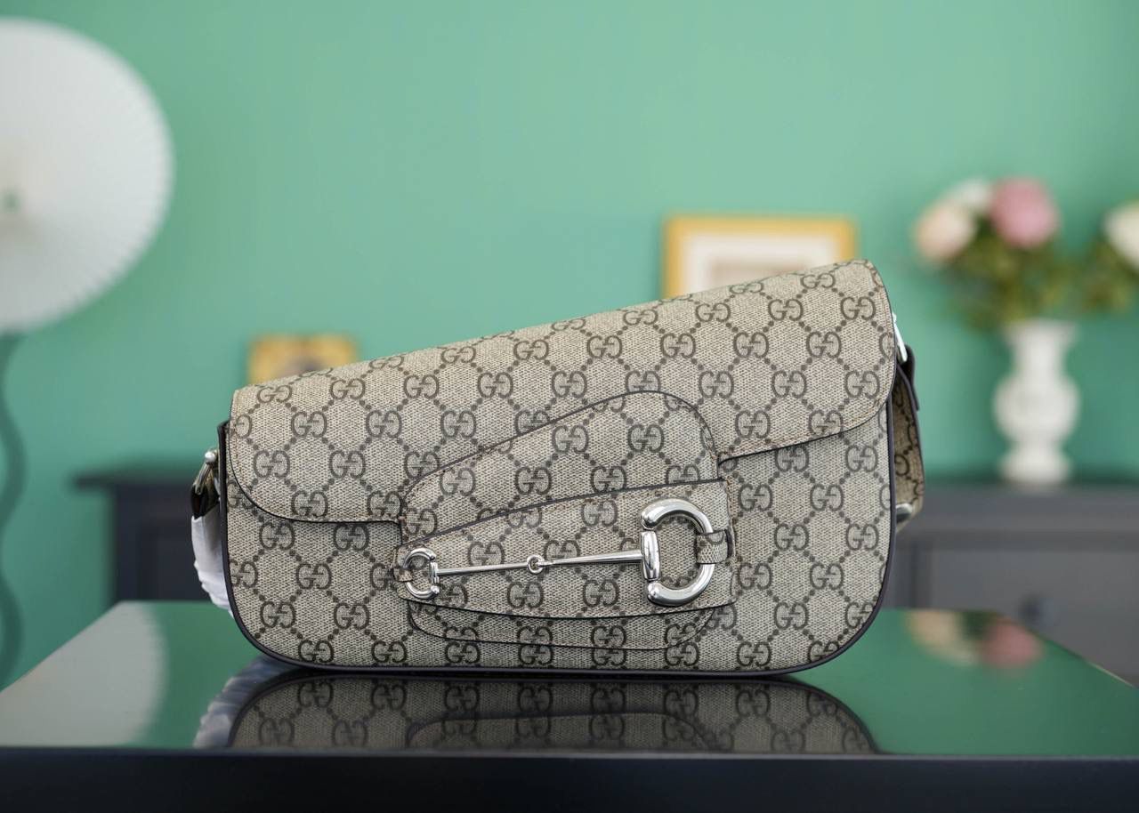 👜Gucci Horsebit 1955系列小号肩背包💕 超种草，Gucci新出的wink变形包！经典马街扣不对称，不规则形状，超个性真的是让人耳目一新！ 不得不说 Gucci经典元素在每一款新品上都有新突破，1955这款腋下包个性十足，肩带也是可调节的，百搭实用！ 官方款号 764155 尺寸：10.5-17x26.5x4-8cm