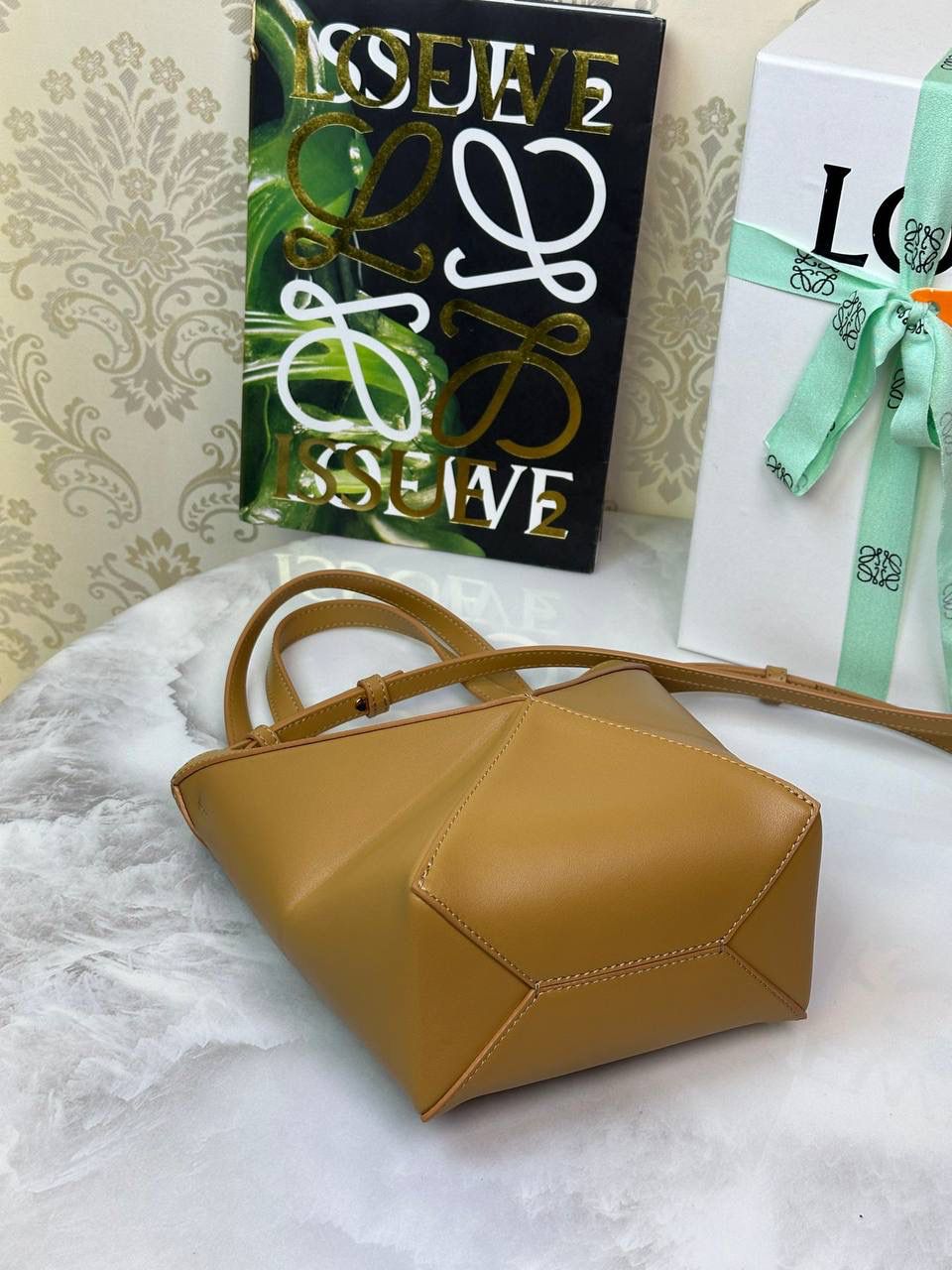 *𝐌𝐢𝐧𝐢 𝐏𝐮𝐳𝐳𝐥𝐞 𝐅𝐨𝐥𝐝折叠手袋👜* ——全新【𝗡𝗘𝗪】升级‼️ 延续经典𝙋𝙪𝙯𝙯𝙡𝙚的标志性几何裁剪设计，新晋顶流🅰️𝙋𝙪𝙯𝙯𝙡𝙚 𝙁𝙤𝙡𝙚 𝙏𝙤𝙩𝙚以折纸包为灵感，升级成🉑完全折叠‼️的结构，立体与平面任意切换，出差旅行🧳必备单品。小牛皮材质轻且柔软，𝐌𝐢𝐧𝐢尺寸搭配一条可拆卸式肩带，手提，肩背，斜挎多样化背法✨ 尺寸：𝟏𝟔.𝟓-𝟗.𝟓-𝟐𝟎cm 款号：052322