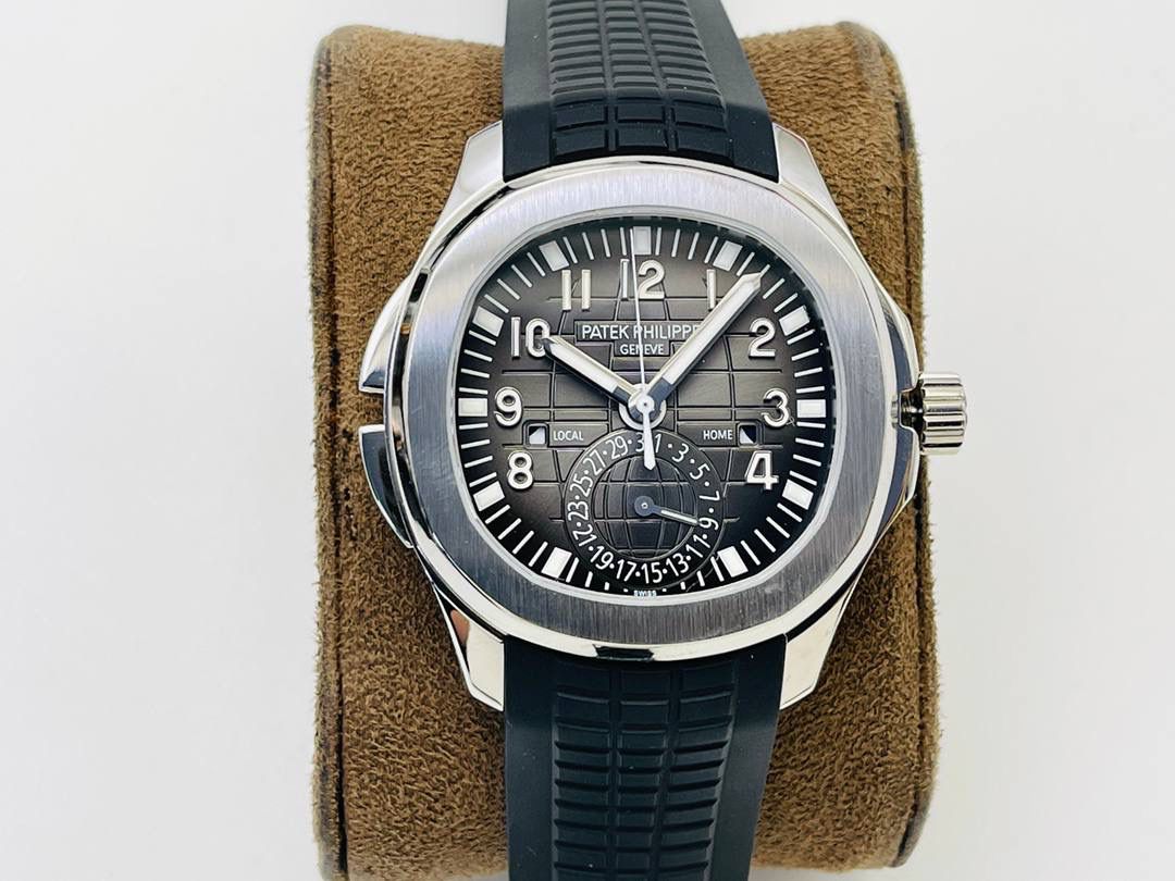 百达.翡丽Aquanaut系列5164A-001腕表具现代感、国际感的两地时间复杂功能，更符合年轻世代的品味与需求！ 1⃣️【表壳】40.8MM表径，依旧采用百达翡丽经典不锈钢材质打造，圆润的八角壳型恰到好处，表壳左侧的鲨鱼鳍型设计，是可以前后快调中央镂空时针的按钮，这枚指针可以用来指示第二时区时间。 2⃣️【表盘】黑色浮雕表盘，金属立体字块，覆荧光涂层时标。3、9点钟分别显示”HOME”与”LOCAL”的方形昼夜视窗，蓝白二色各自代表晚上与白天，6点钟位置是指针式的日期盘。 3⃣️【机芯】成功实现百达.翡丽5164A-001内载的324 SC FUS自动上链机芯功能，大三针基础机芯上搭载两地时间模组。配有休闲气息的Tropical表带，正是为年轻世代所准备的奢华运动表。