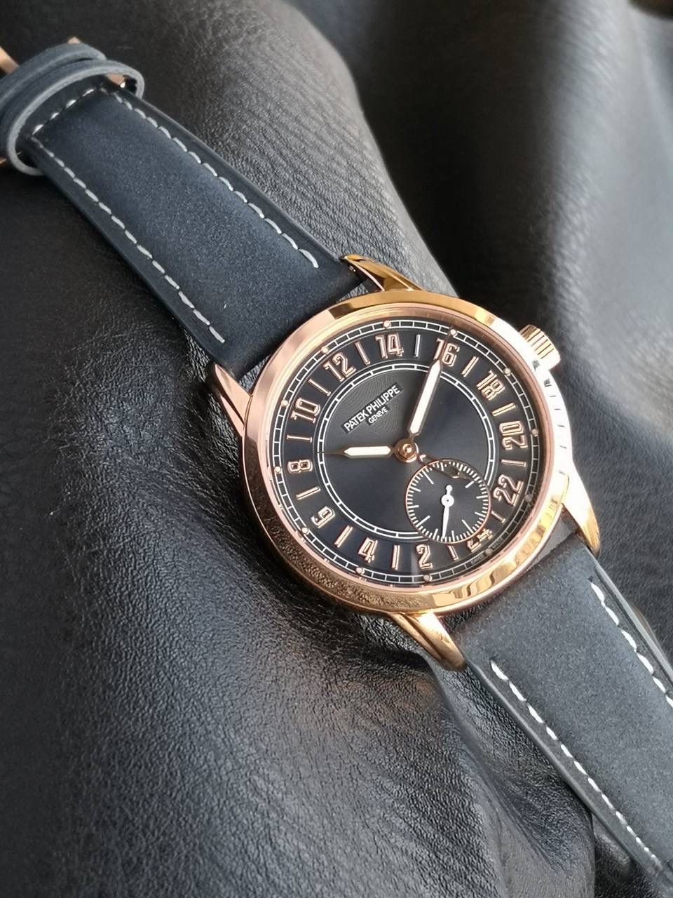 百达翡丽复杂功能系列5224R-001重磅登场，复杂时计腕表，以超复杂的工艺技术打造休闲运动腕表。 机芯采用复刻版31-260 PS FUS 24H自动上链机芯，在实现外观的逼真前提下，功能一并完美诠释。 改装大师独立制表人，倾情参与定制改装表盘颜色，给予独一无二的腕表增添有趣的灵魂！ 匠心力作 欢迎各位表友品鉴！