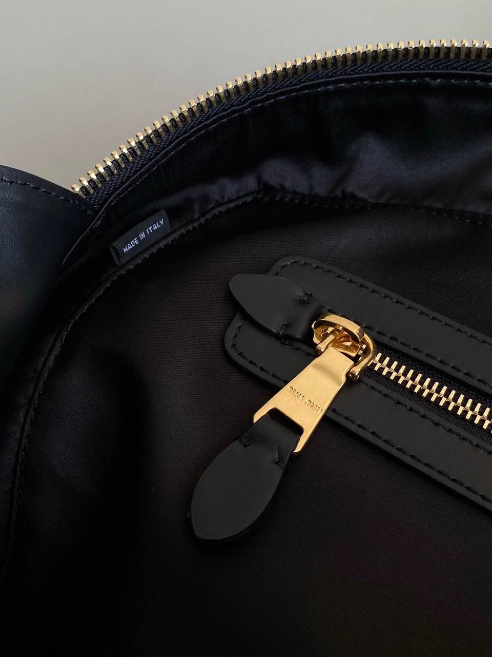 🈶黑色| 无肩带款 𝗠𝗶𝘂𝗠𝗶𝘂爆款公文包 嗯！最新版的第三代最时尚、 虽没有肩带但变长后的手柄反而更优秀了，有种松弛的时髦感 看似一样，实际尺寸上有轻微小改 但差异不大，整体比老款要厚一点点 依然能装 自重轻，长柄能肩背不要太香 近两年miu水涨船高，爆款制造机 出什么火什么，杀疯了已经，都去冲 一整个甜酷少女感路线，赢麻了！！ 23×34×12cm #F0020m