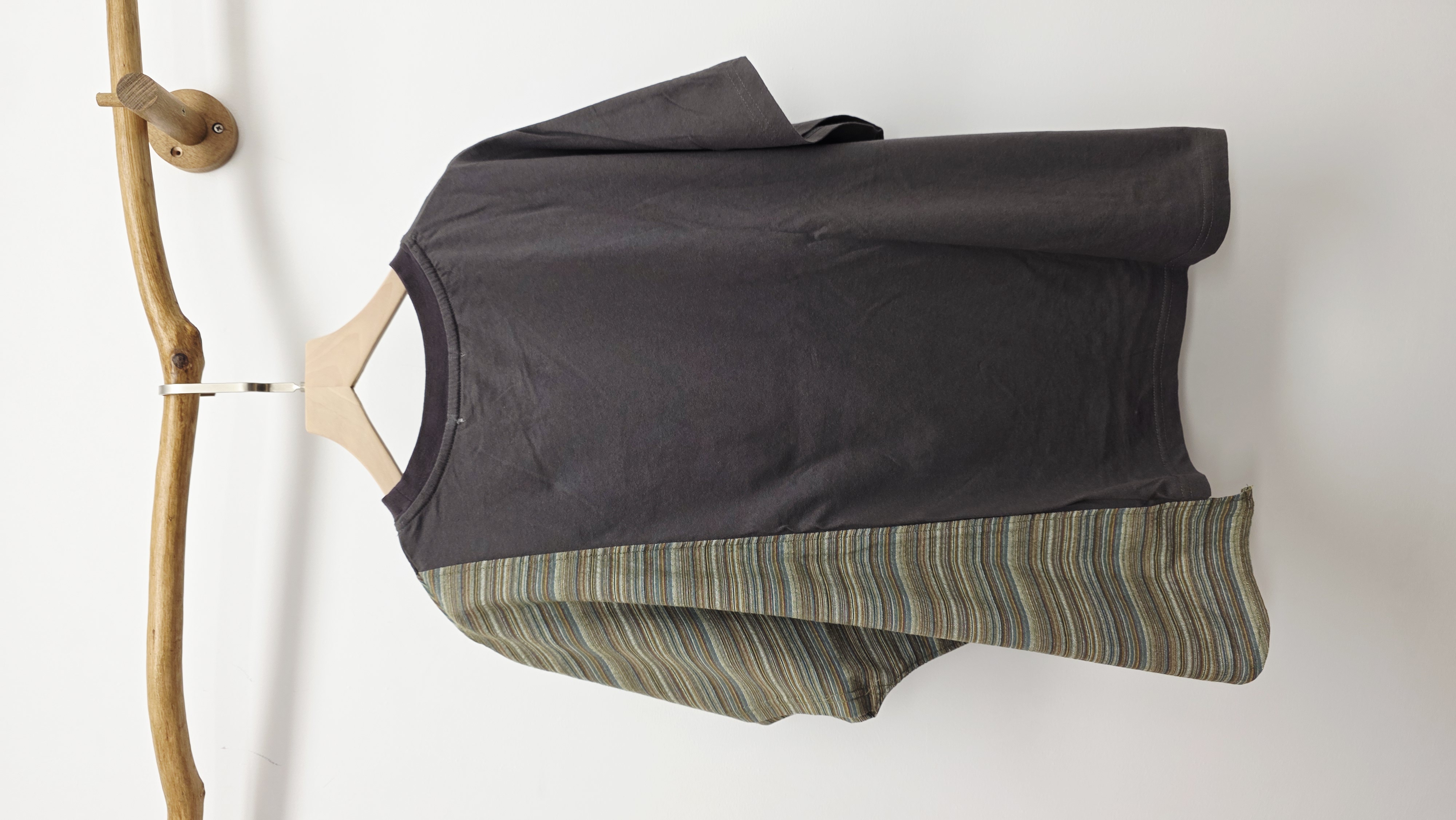 日牌炭灰拼布綠橫間印圖Tee