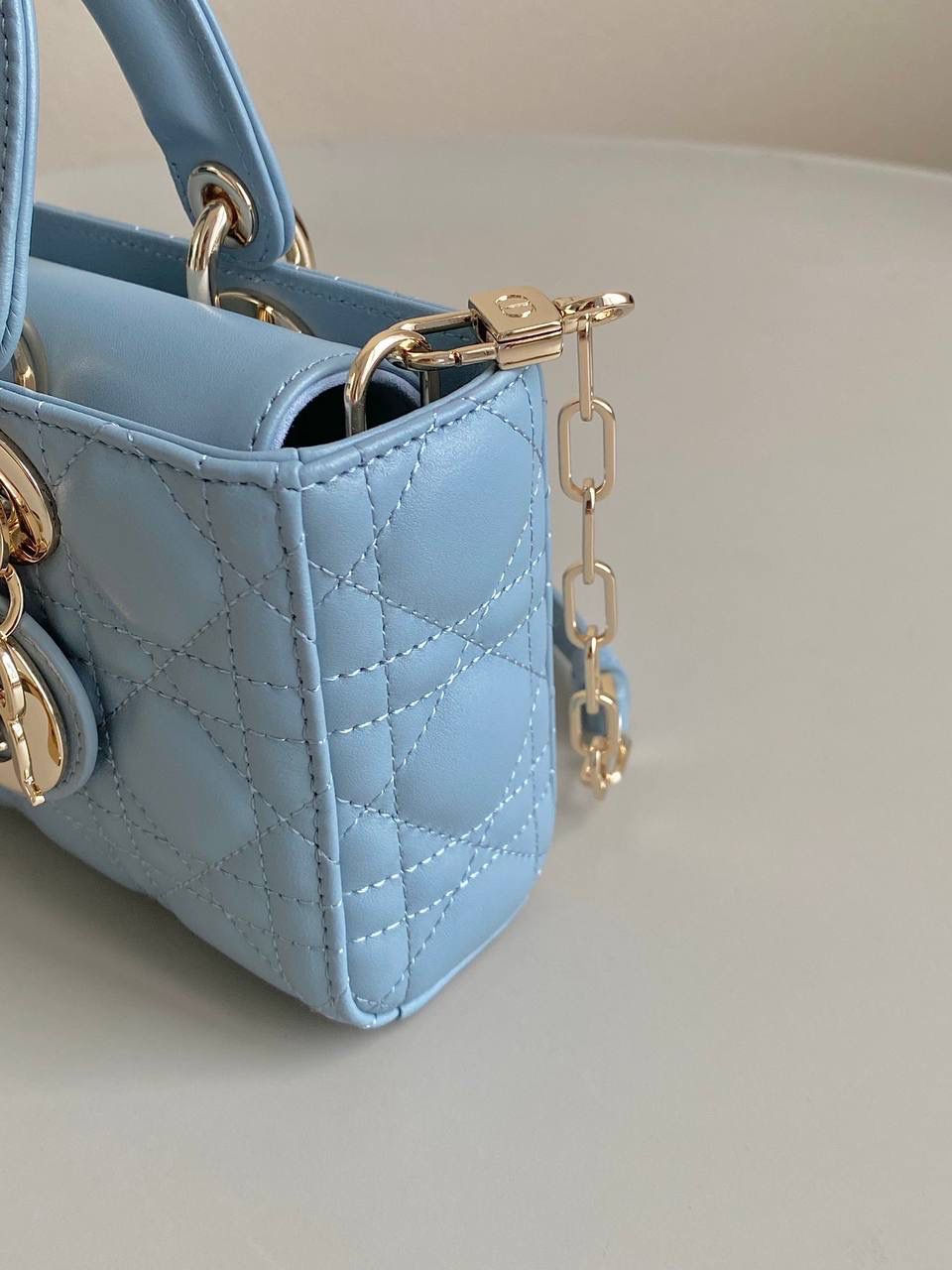 云雾蓝小号🩵🩵 𝗗𝗶𝗼𝗿 𝗗-𝗝𝗼𝘆 𝗯𝗮𝗴羊皮2023款，新色 时尚果然就是轮回，回归了一把中古戴妃 长方包形，短链条➕细长肩带直接封神！！ 复古时髦感超强，真是什么场合都可以把住 绝对是lady中的天花板了，强势出圈啦姐妹们😎 22.5×12×5.5cm