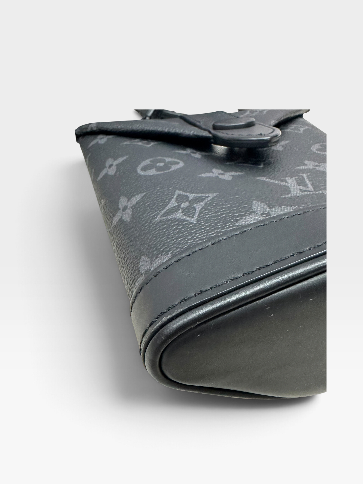 Pre-Owned LV Envelope Pouch Monogram Eclipse Canvas shoulder bag / Product Code: 092407