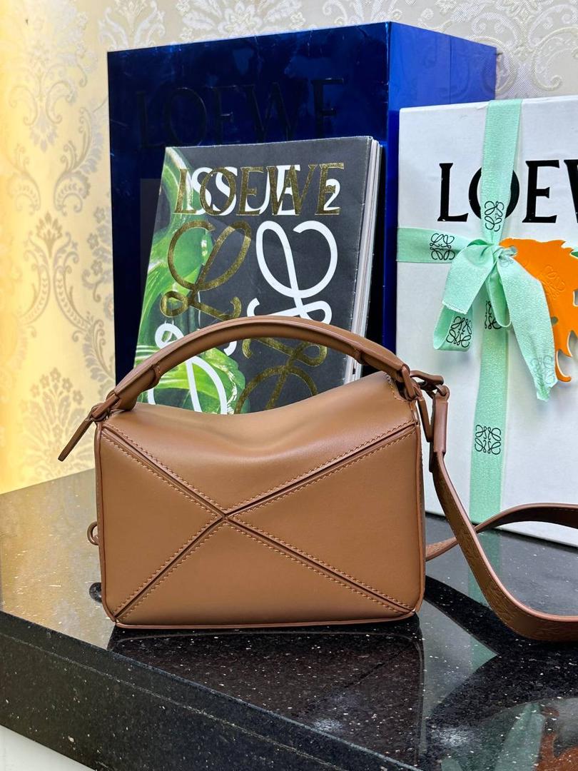 👉🏻迷你𝙿𝚞𝚣𝚣𝚕𝚎 【宽肩带】 迷你平纹/Anagram牛皮手袋👜 尺寸:𝟏𝟖-𝟏𝟐.𝟓-𝟖𝐜𝐦 编码:65222772棕色【配全套礼盒】 秋冬最新爆款上线啦…⤴️ 从手袋的小牛皮革、缝线、背带的金属环扣，内里内衬细节.都换上了最新的饱和单色系，细腻质感，为手袋增添了不一样的视觉魅力🔅