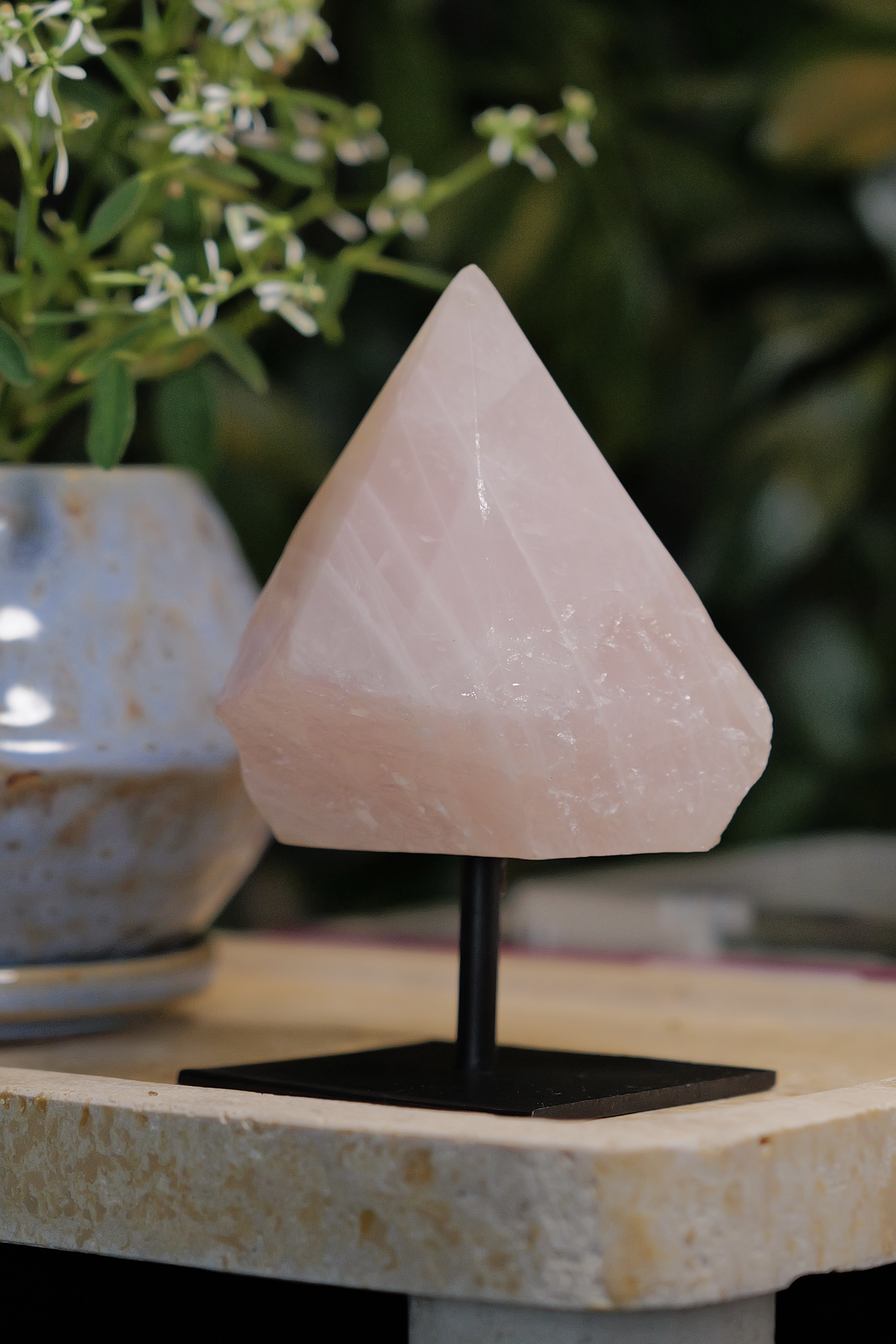 ༒12.6cm半打磨原石 粉水晶連托架擺件༒ RQ.8028C15Gm68-RA30*7MN