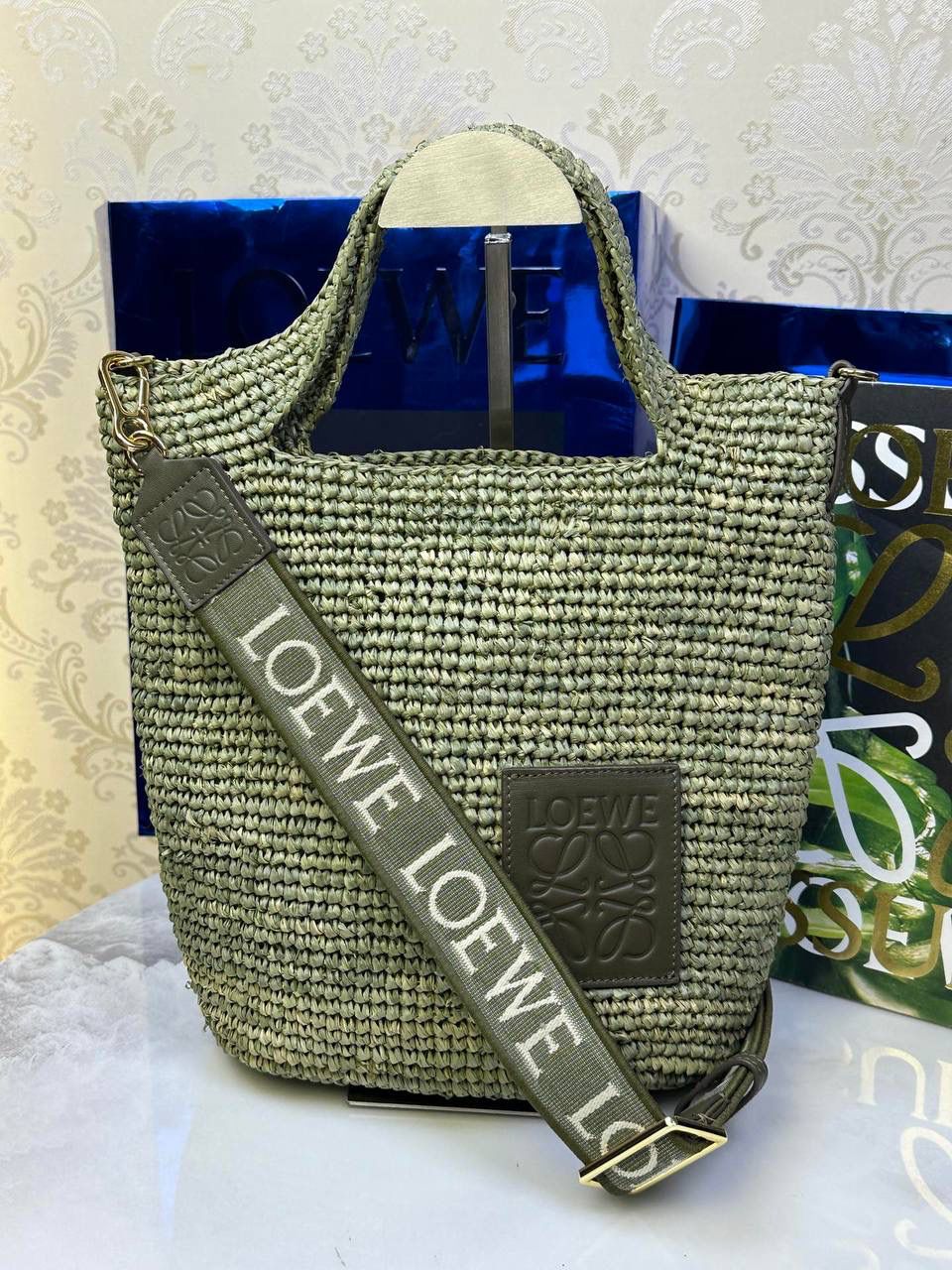 🎈𝙋𝙖𝙪𝙡𝙖 𝙞𝙗𝙞𝙯𝙖 迷你酒椰草编包𝙎𝙡𝙞𝙩🧺 ——【橄榄绿到货‼️】 面料：进口拉菲草/牛皮 尺寸：𝟑𝟎-𝟖-𝟑𝟎𝐜𝐦 编码：652405 （下单须知：由于天然纤维材料特别，带毛刺，日照时间长短不同，颜色略有变化，纯手工编织制作而成，每一只都独一无二，每个包的尺寸也有所不同‼️完美主义者慎入⚠️） 👉🏻此款草编包由纯进口拉菲草叶手工编织制作而成，搭配有一条可拆卸的刺绣宽肩带，可斜挎/肩背/手提等多样化背法❤️时尚清新，软塌不定性，慵懒又随性，夏日出行必备‼️