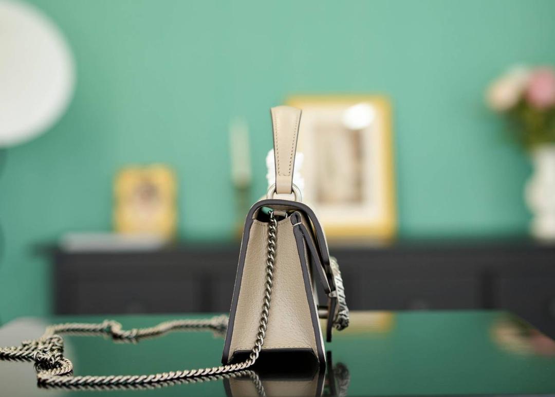 🥯Dionysus系列迷你手提包 燕麦色18cm 正品售价¥15.000 独家原厂皮发售 限量级别 酒神家族再添小可爱 新款迷你手提酒神，说是小废包吧，其实也还蛮能装的 小小一只，既能手提又能肩背 官方款号 752029 尺寸：18x 12x 6