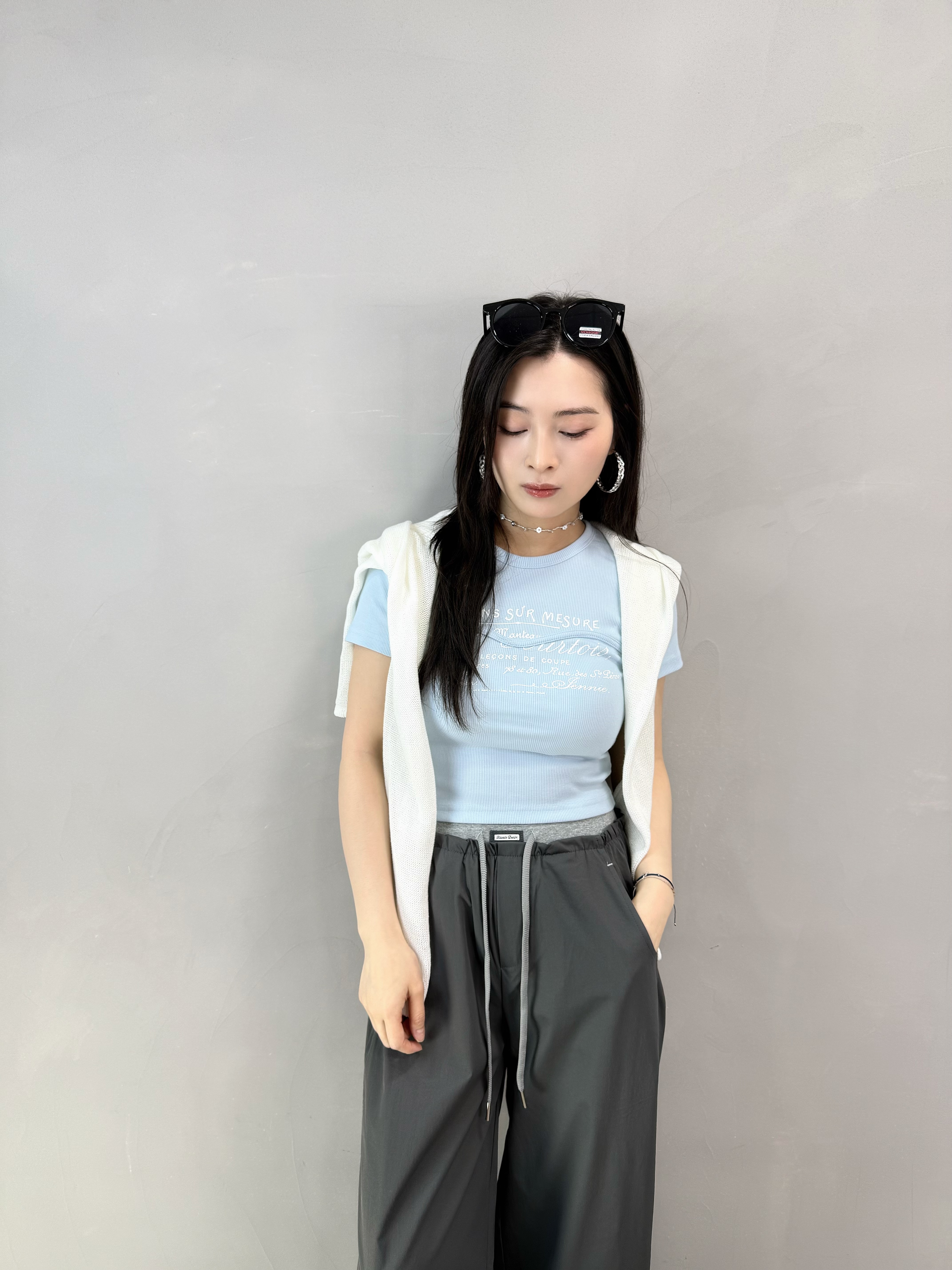 I83 細英文字暗紋Tee